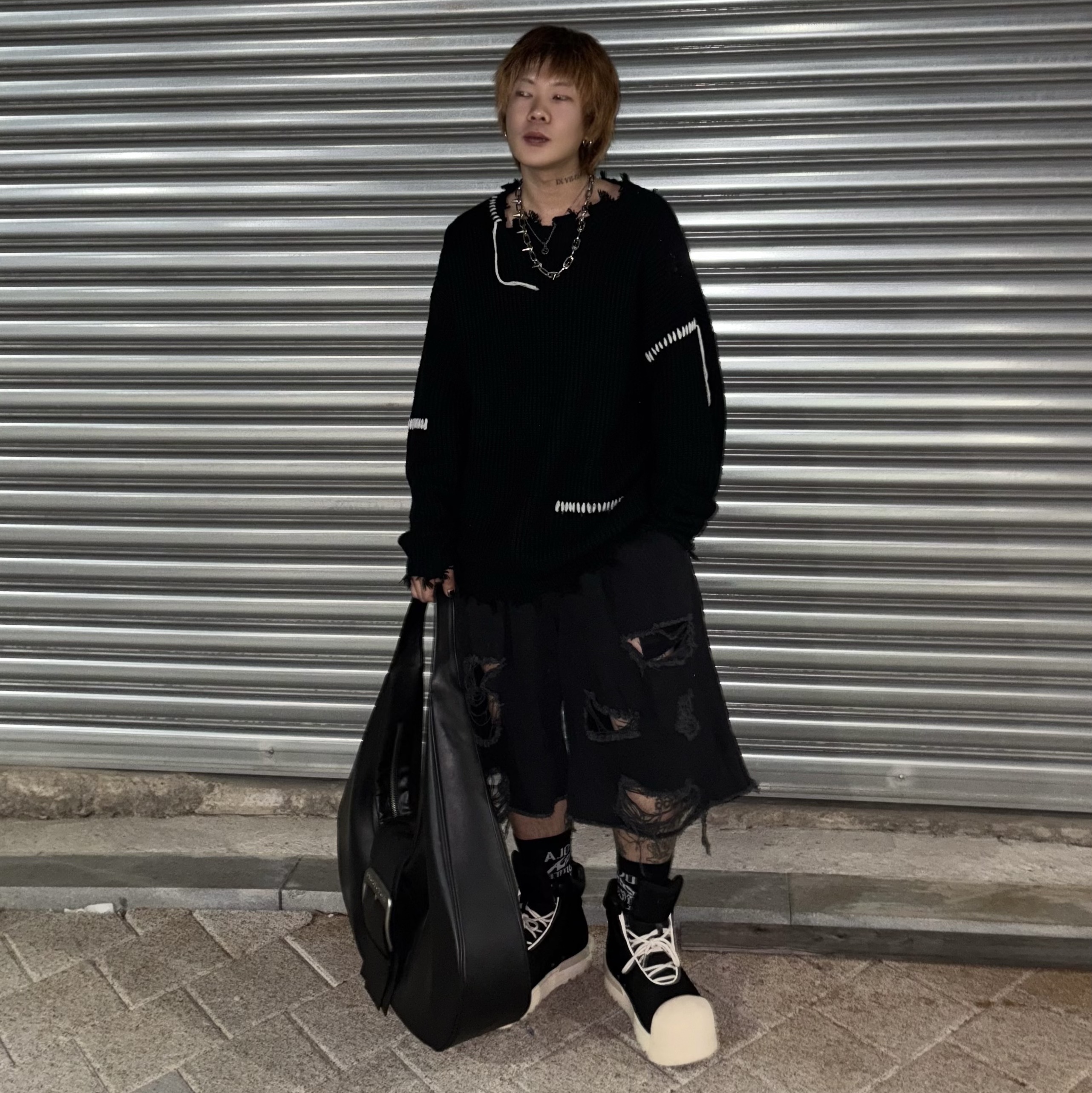 Project G/R Mega Buckle Hobo Bag Black 착용 스타일 - 1