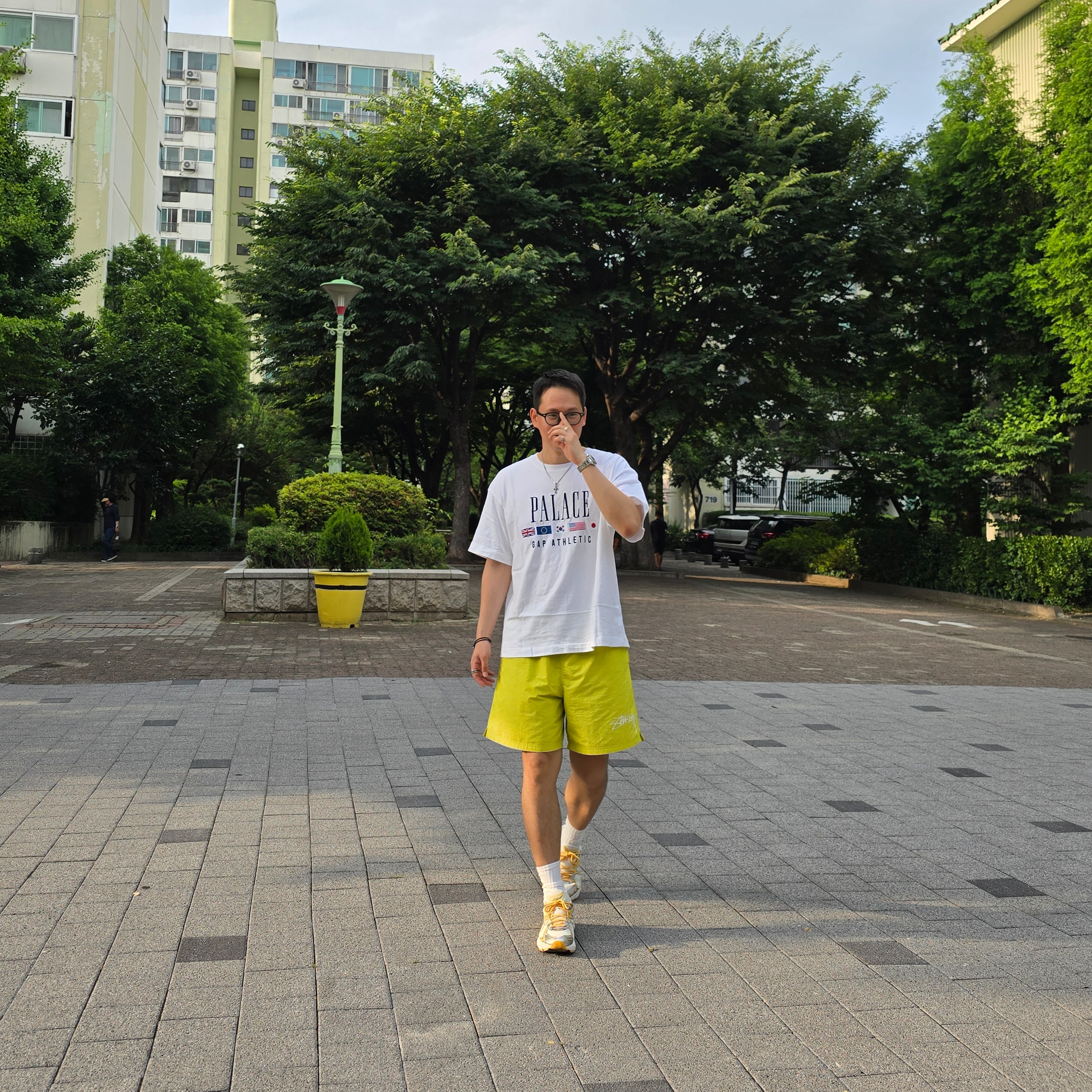Palace x Gap Heavy Jersey T-Shirt White - 24SS, Nike x Stussy Shorts High Voltage (FJ9167-344) 착용 스타일 - 1