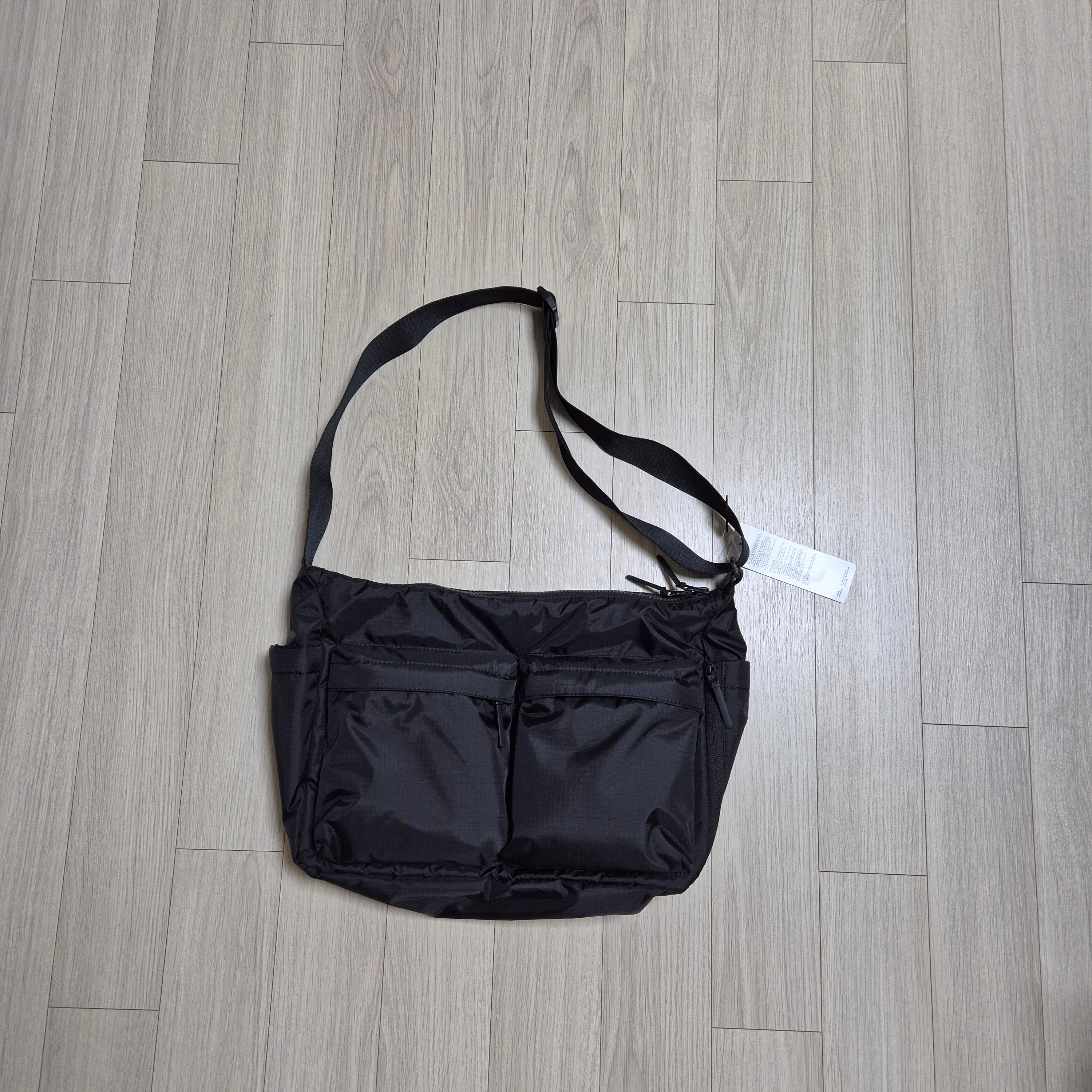 Uniqlo Multi Pocket Shoulder Bag Black 착용 스타일 - 2