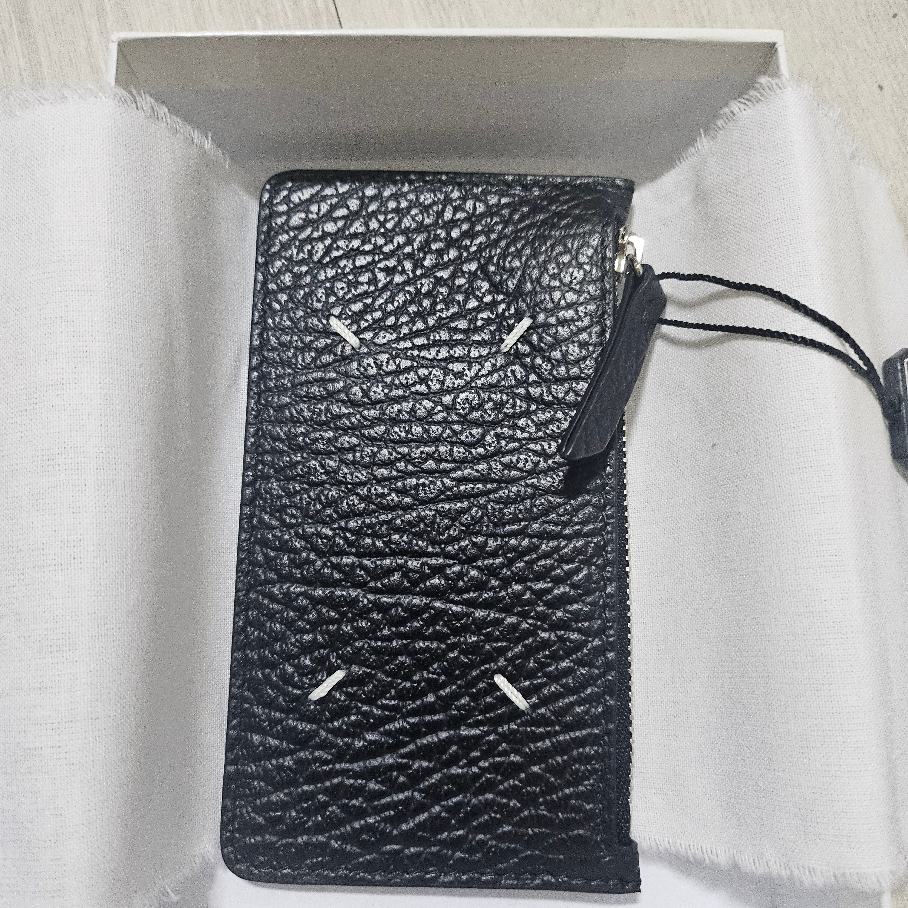 Maison Margiela Stitch Leather Zipped Card Holder Black 착용 스타일