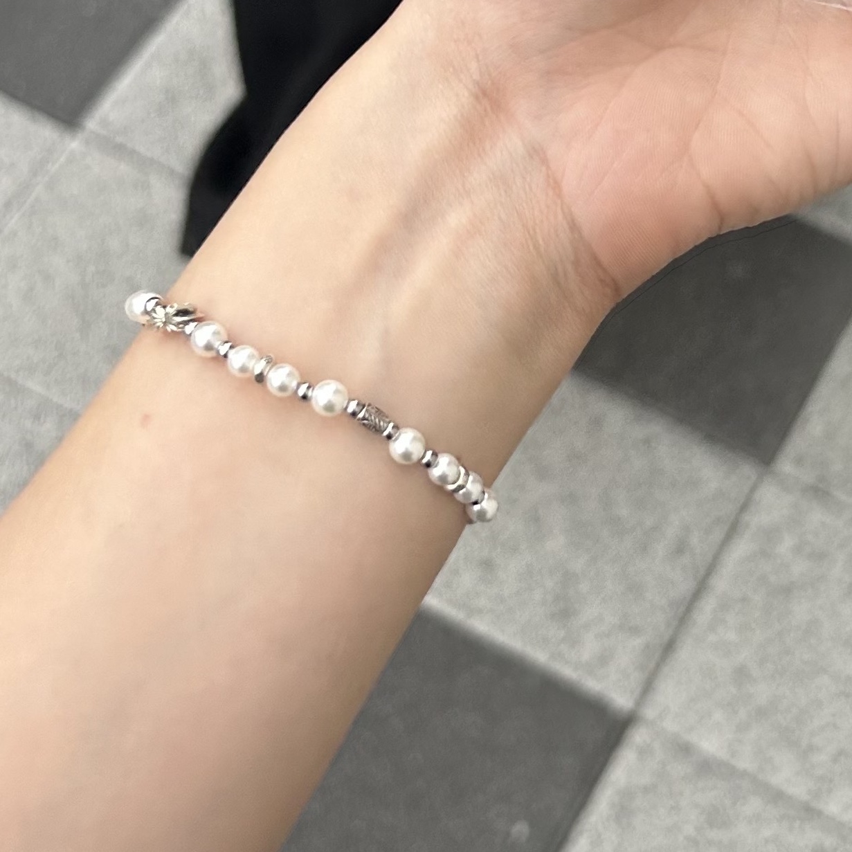 Scudo Snow White Ice Pearl Beads Bracelet 착용 스타일 - 2