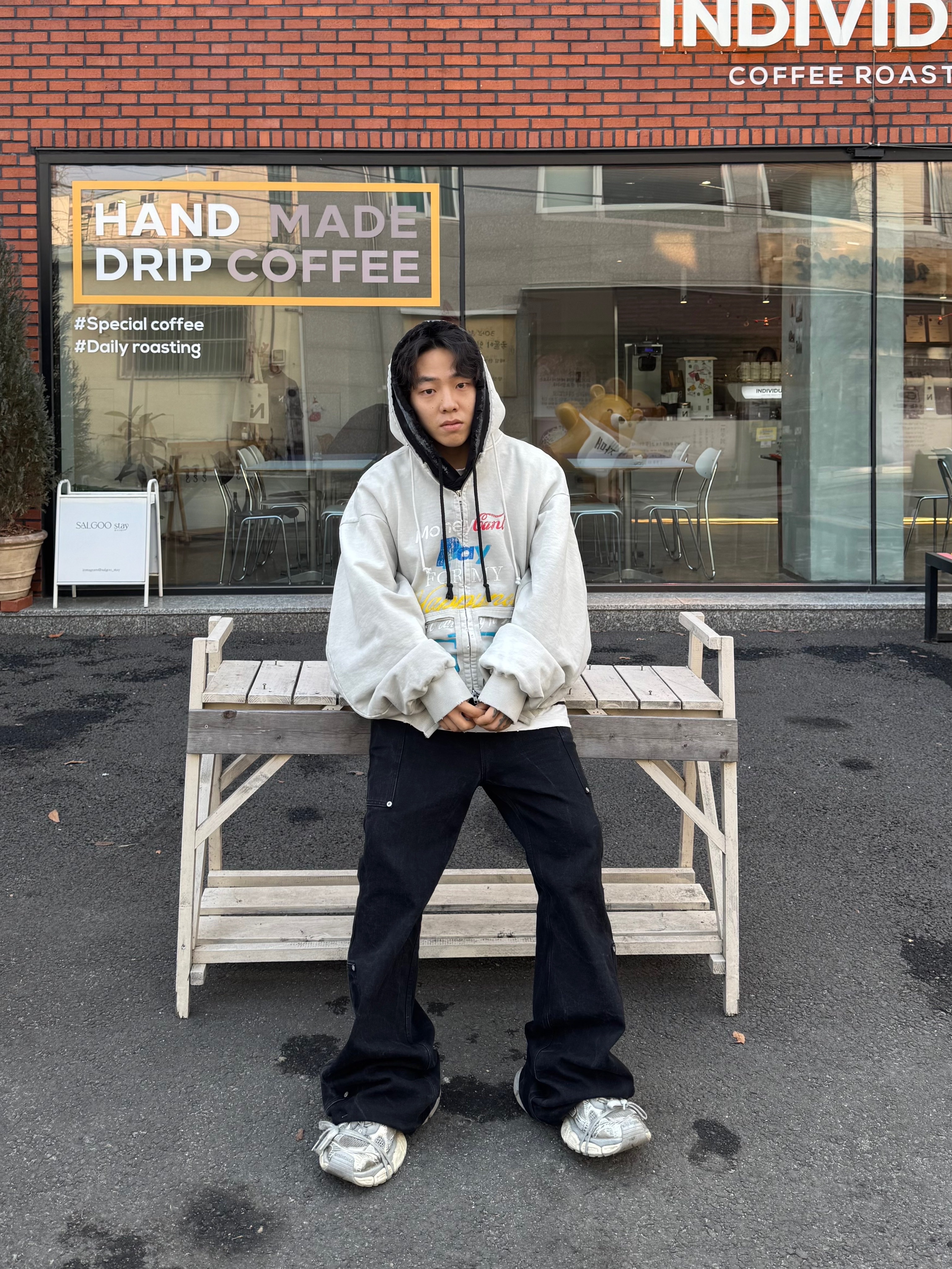 [KREAM 단독] Project G/R Happiness Zip Hoodie Light Grey 착용 스타일 - 1