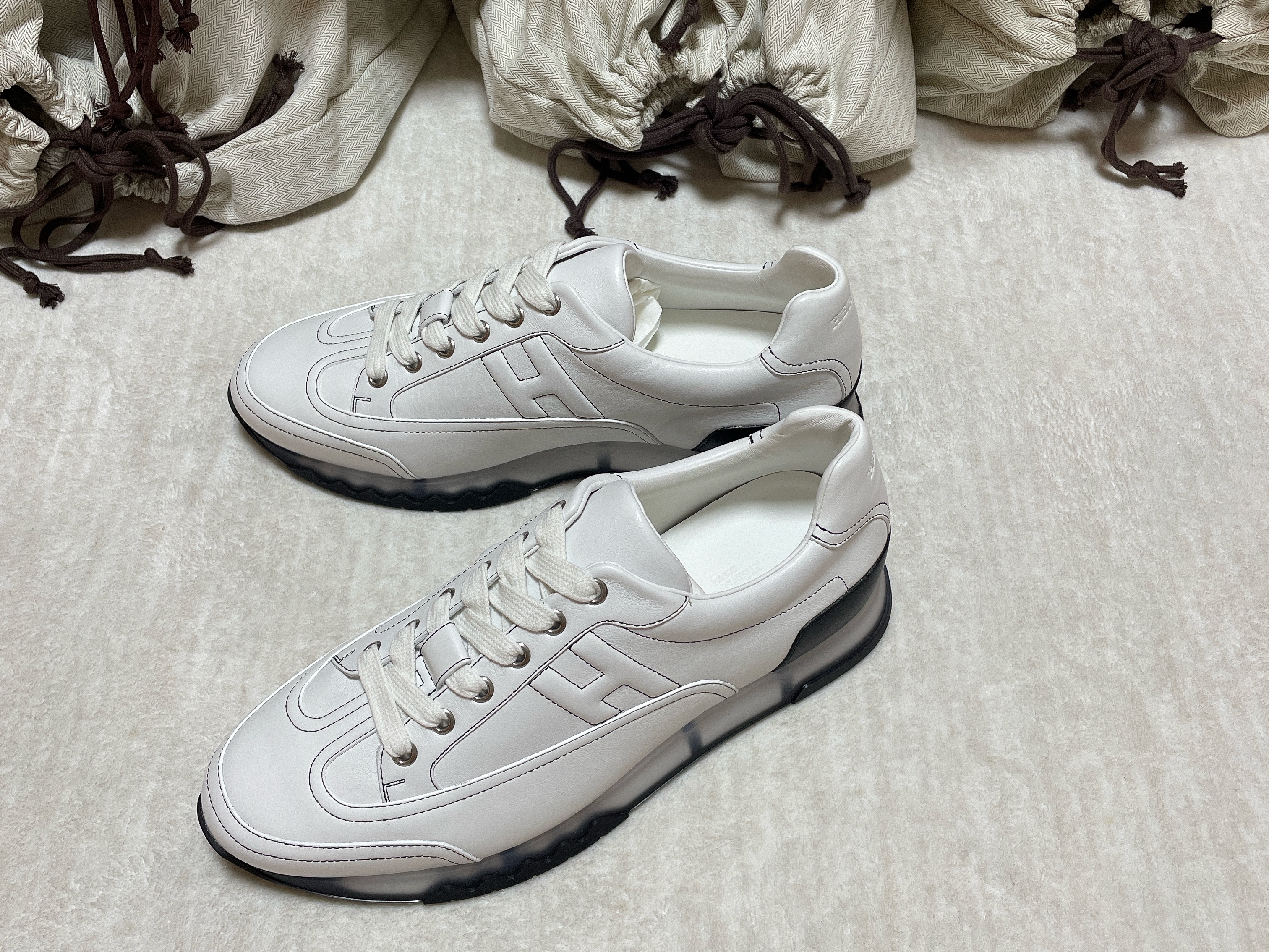 Hermes Trail Sneakers Calfskin & Blanc 착용 스타일