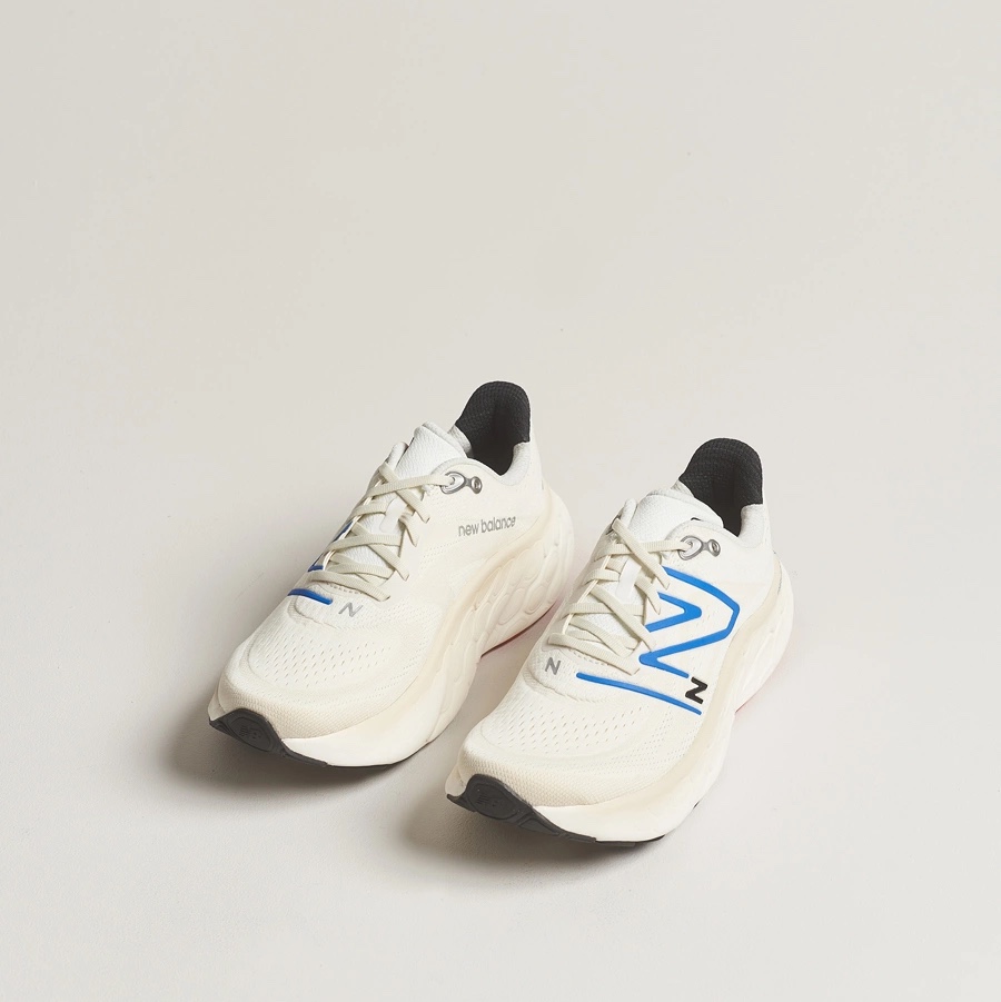 New Balance Fresh Foam X More v4 Sea Salt Blue Oasis - D Standard 착용 스타일 - 1