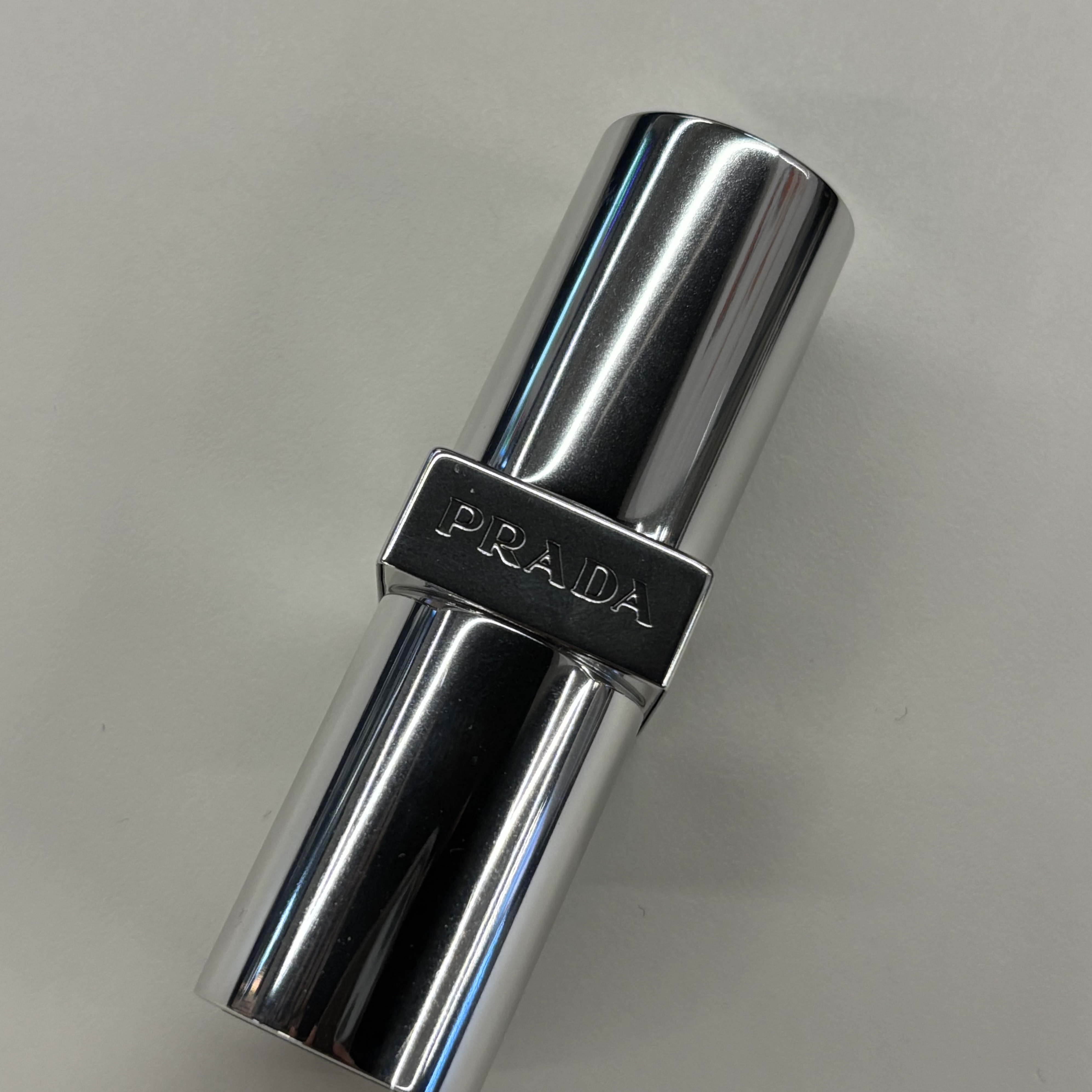 Prada Optimizing Care Lip Balm U010 Maple 착용 스타일 - 1