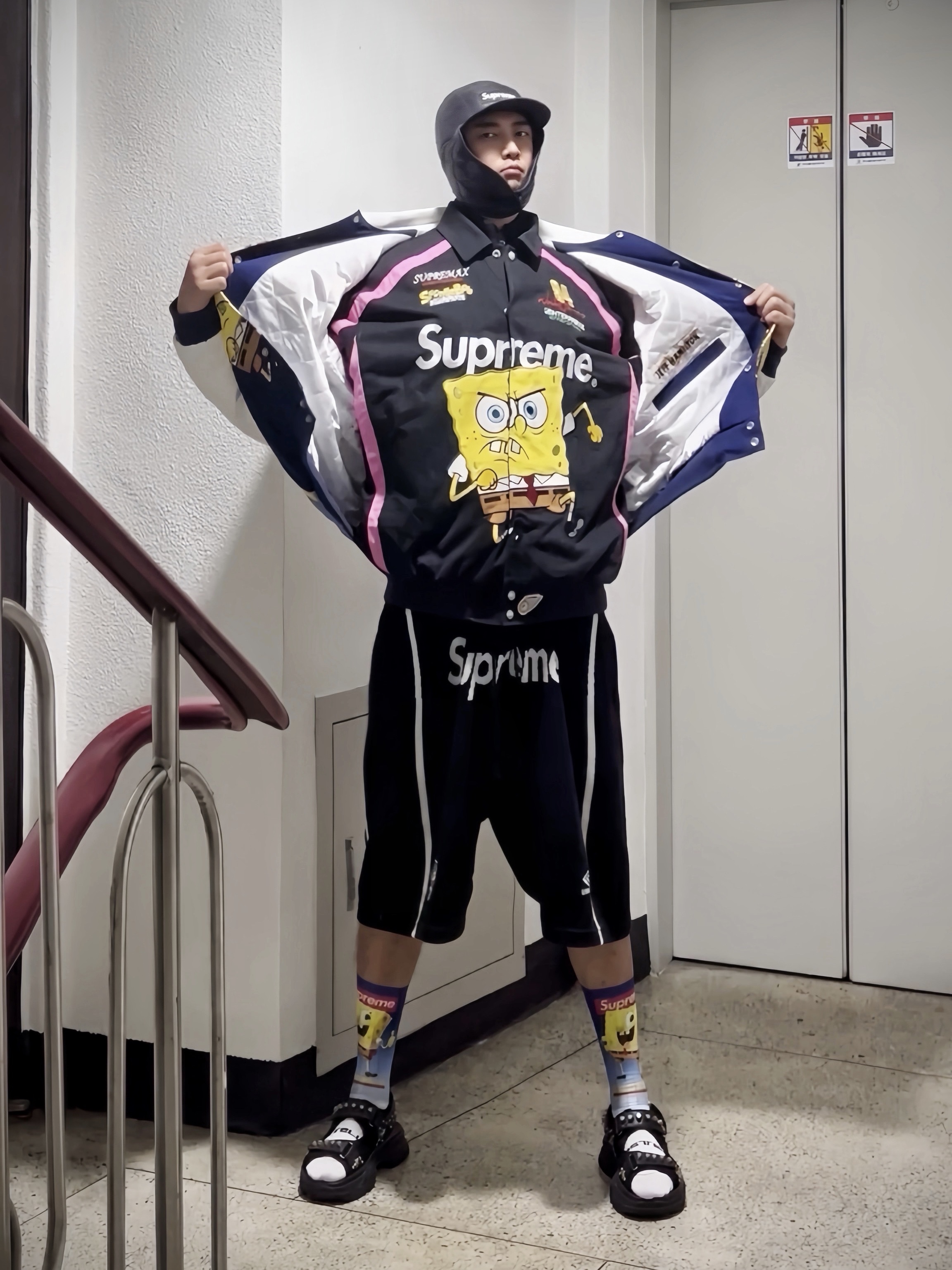 Supreme Earflap Box Logo New Era Black - 21FW, Supreme x SpongeBob SquarePants Jeff Hamilton Racing Jacket White - 25SS 착용 스타일 - 5
