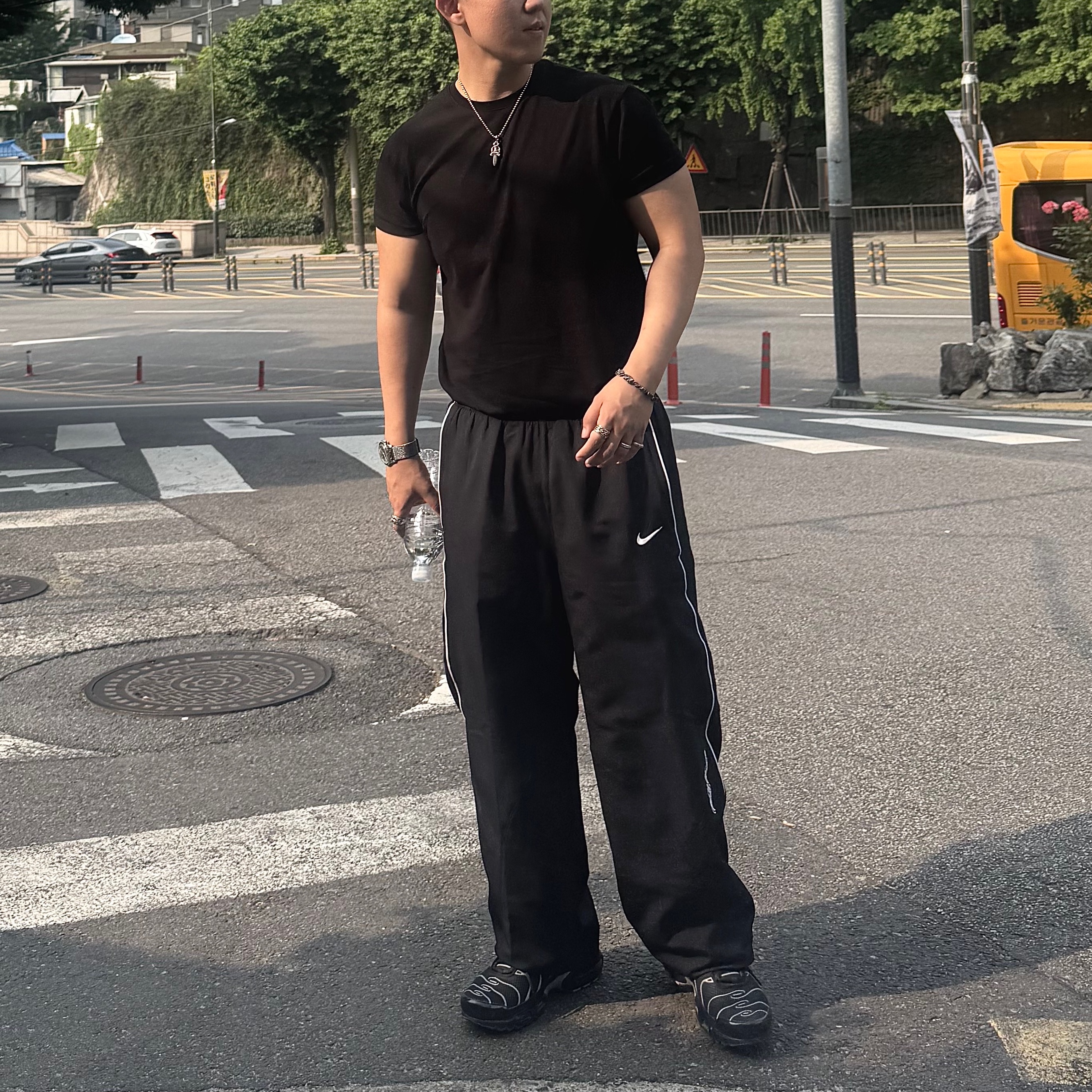 Supreme x Nike Track Pant Black - 25SS 착용 스타일 - 2