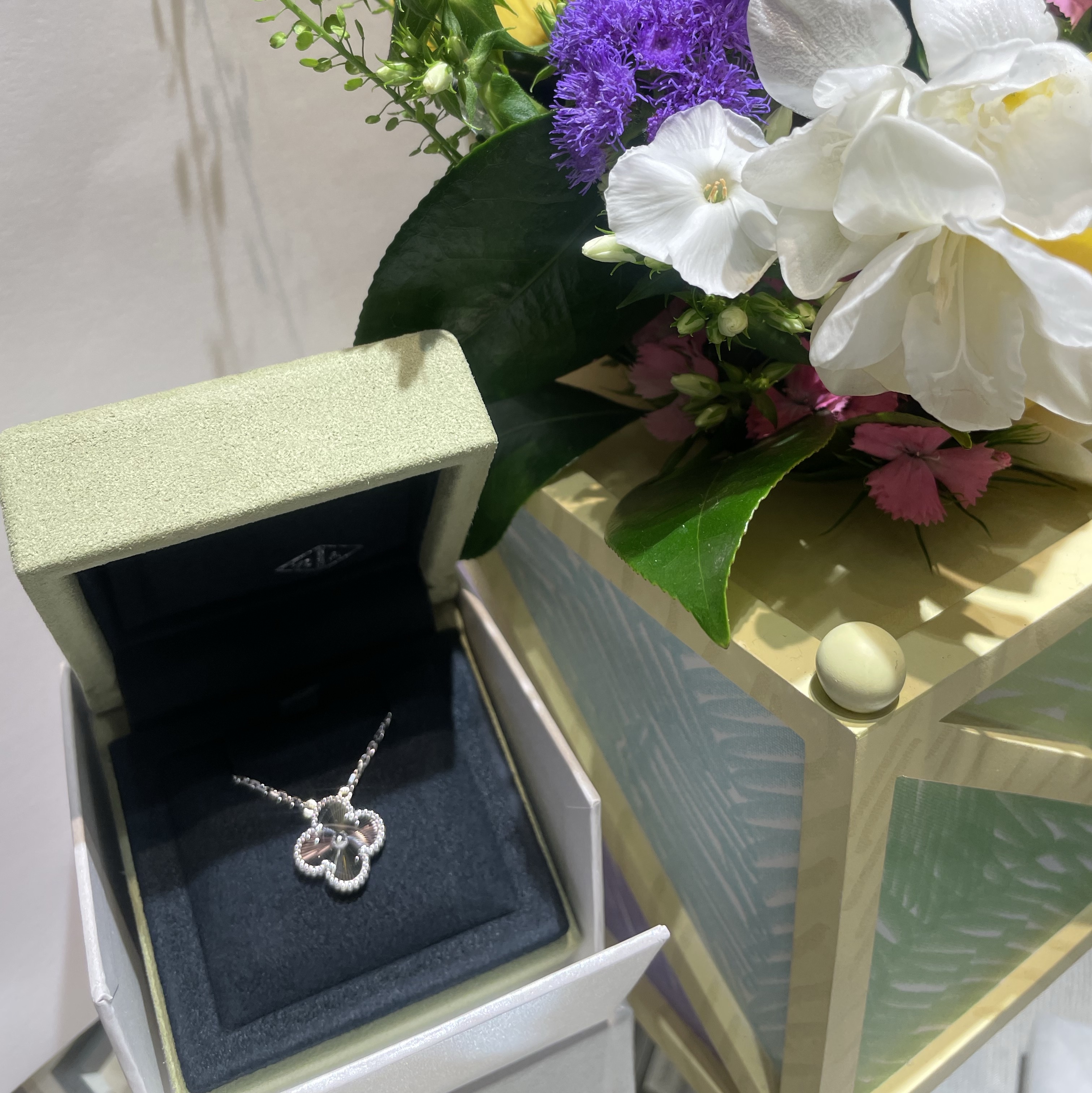 (W) Van Cleef & Arpels Vintage Alhambra Pendant Guilloche White Gold, Bulgari B.Zero1 Necklace Mini Round Pendant Rose Gold 착용 스타일 - 1