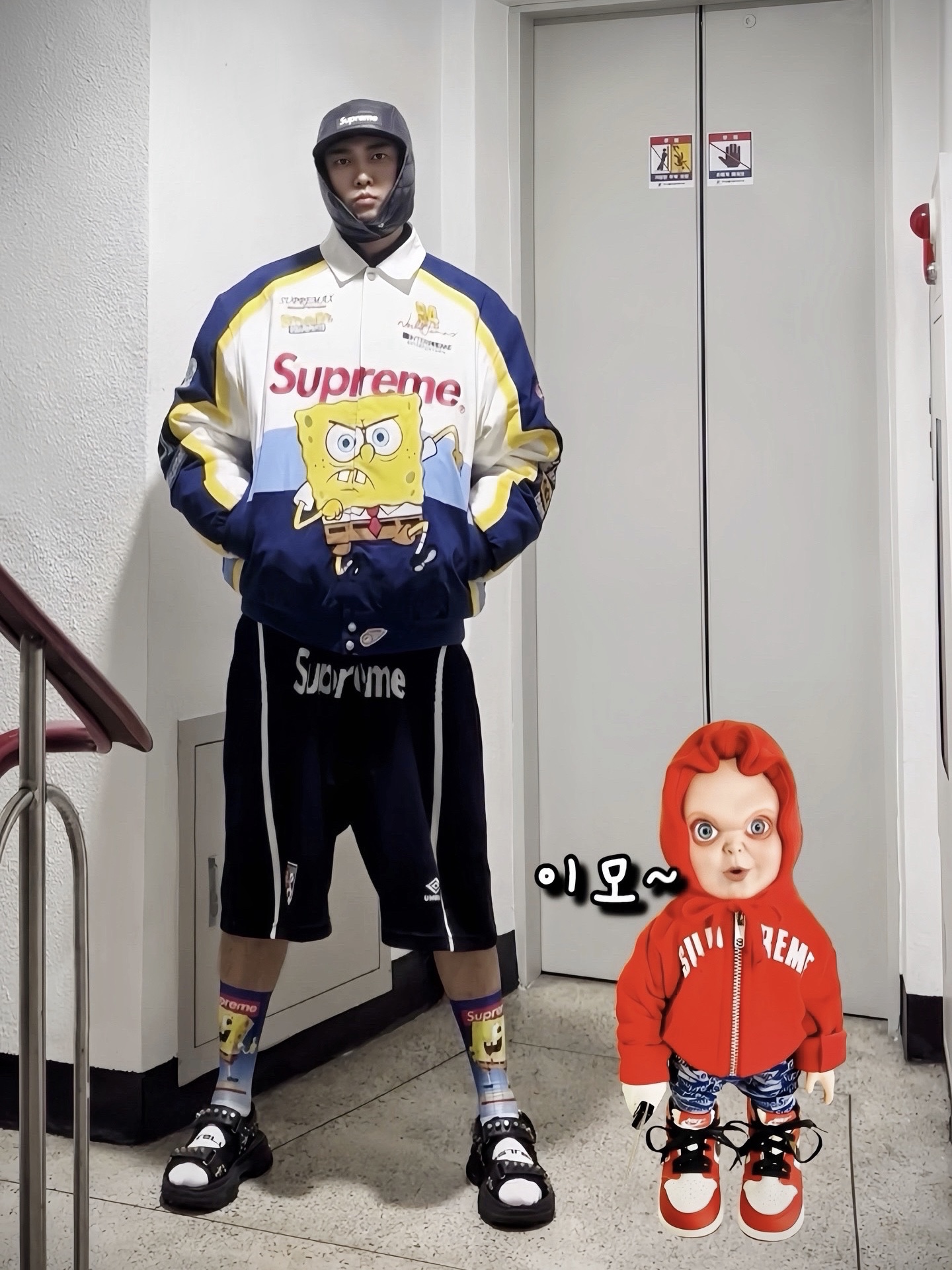 Supreme Earflap Box Logo New Era Black - 21FW, Supreme x SpongeBob SquarePants Jeff Hamilton Racing Jacket White - 25SS 착용 스타일 - 1