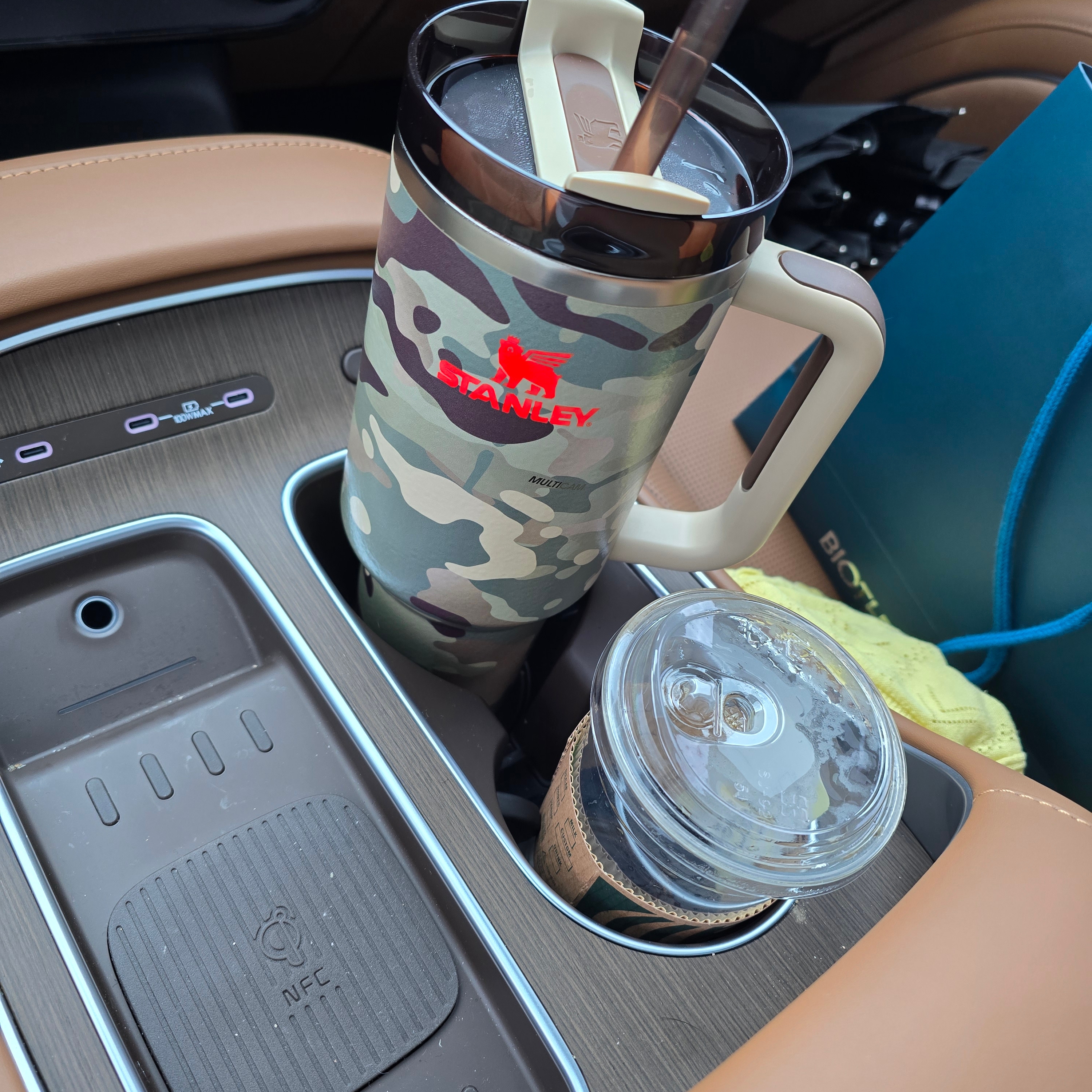 Stanley x The Post Malone Quencher H2.0 Flowstate Tumbler 1.18L Multicam 착용 스타일