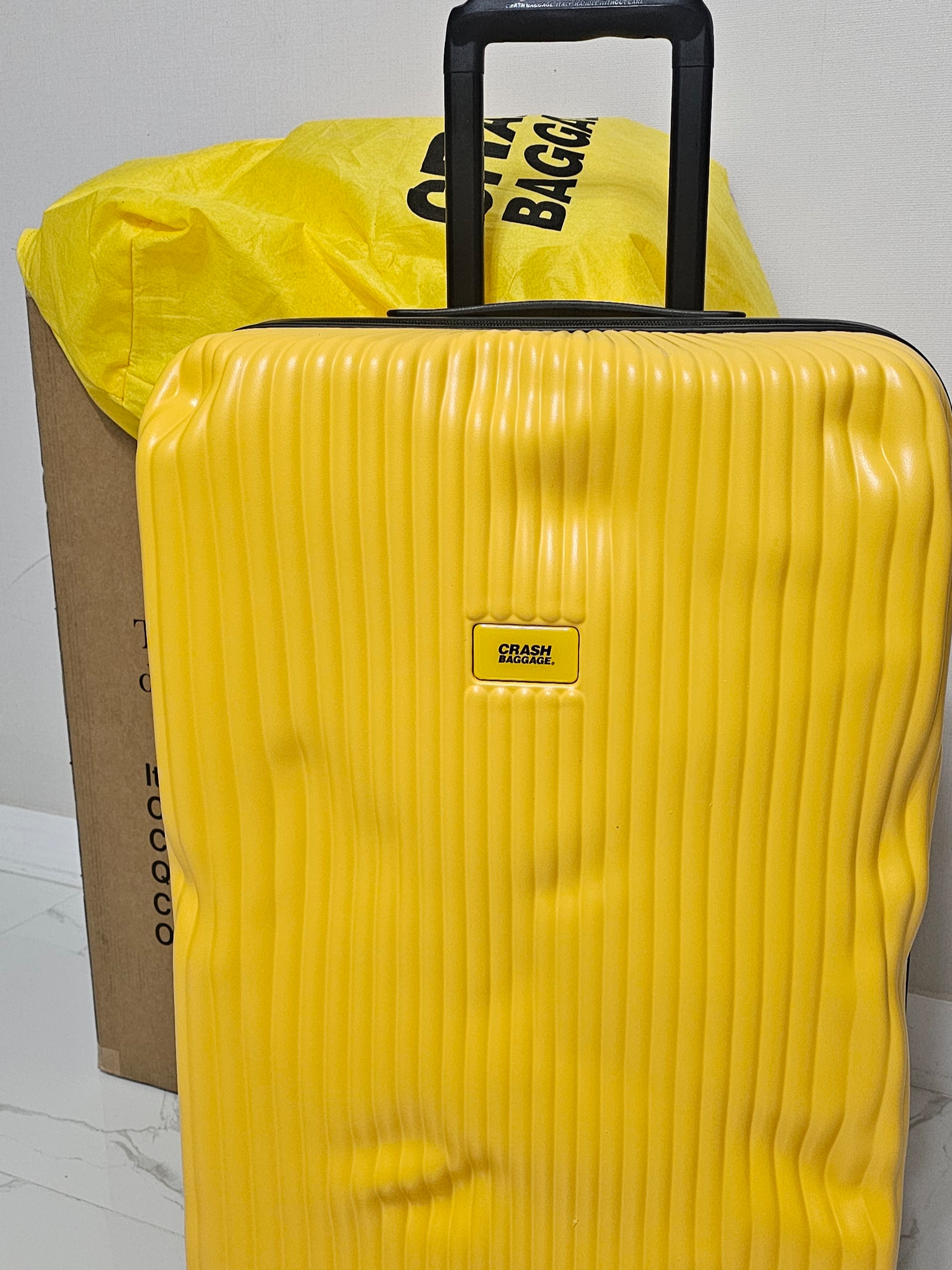 CRASH BAGGAGE Icon Stripe 26Inch Carrier Yellow 착용 스타일 - 2