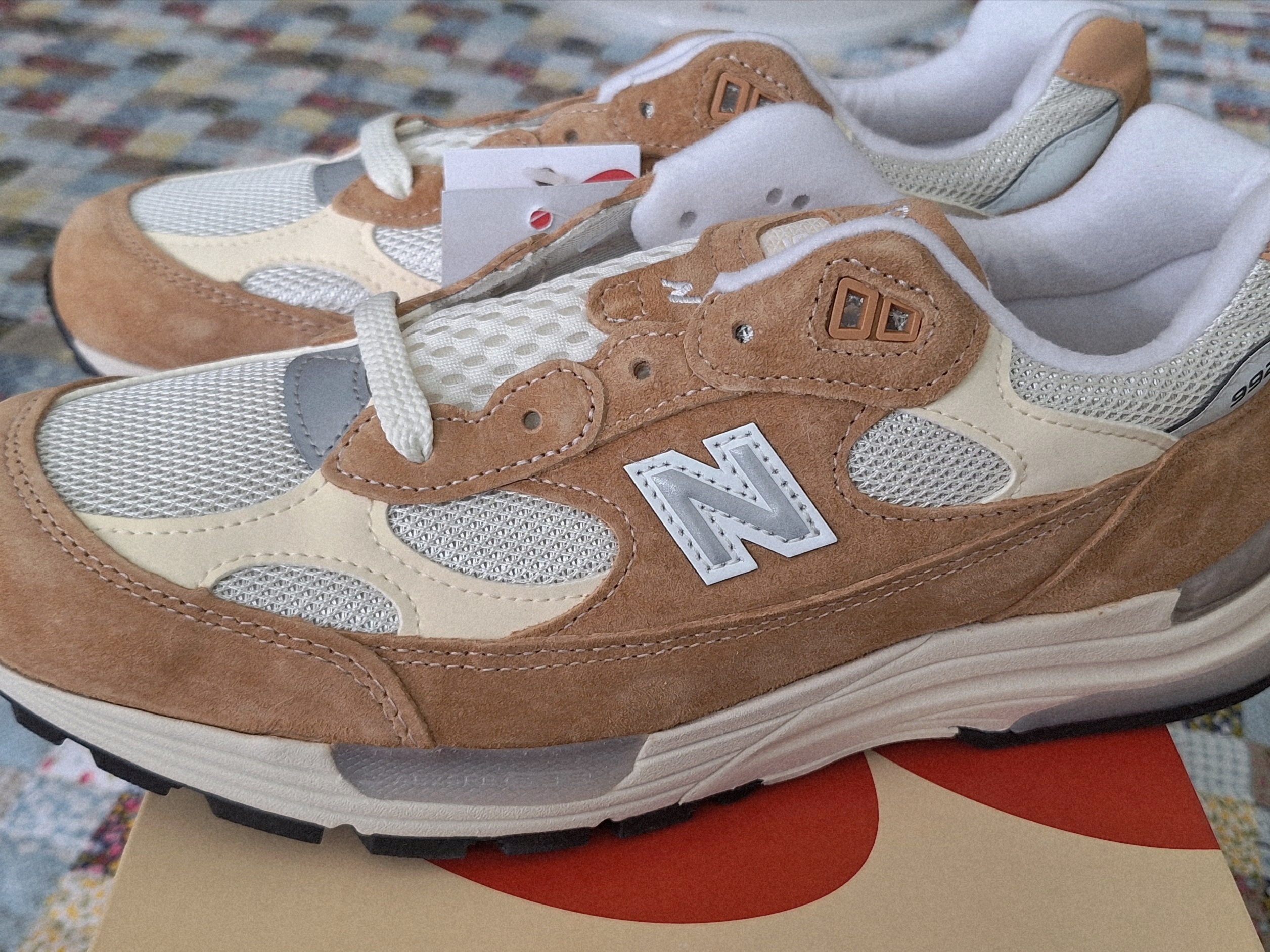 New Balance 992 Made in USA Sweet Caramel Calcium 착용 스타일