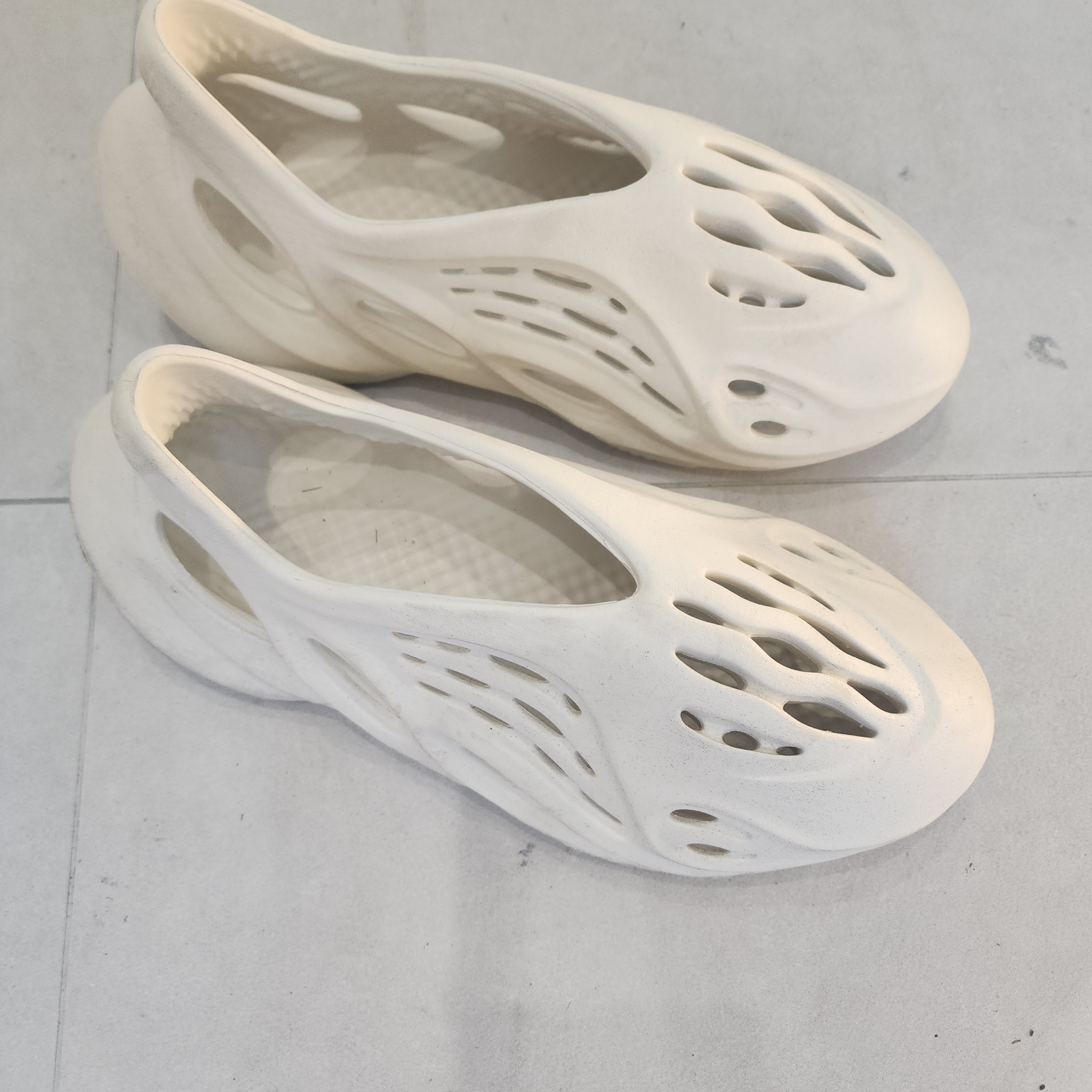 Adidas Yeezy Foam RNNR Sand 착용 스타일