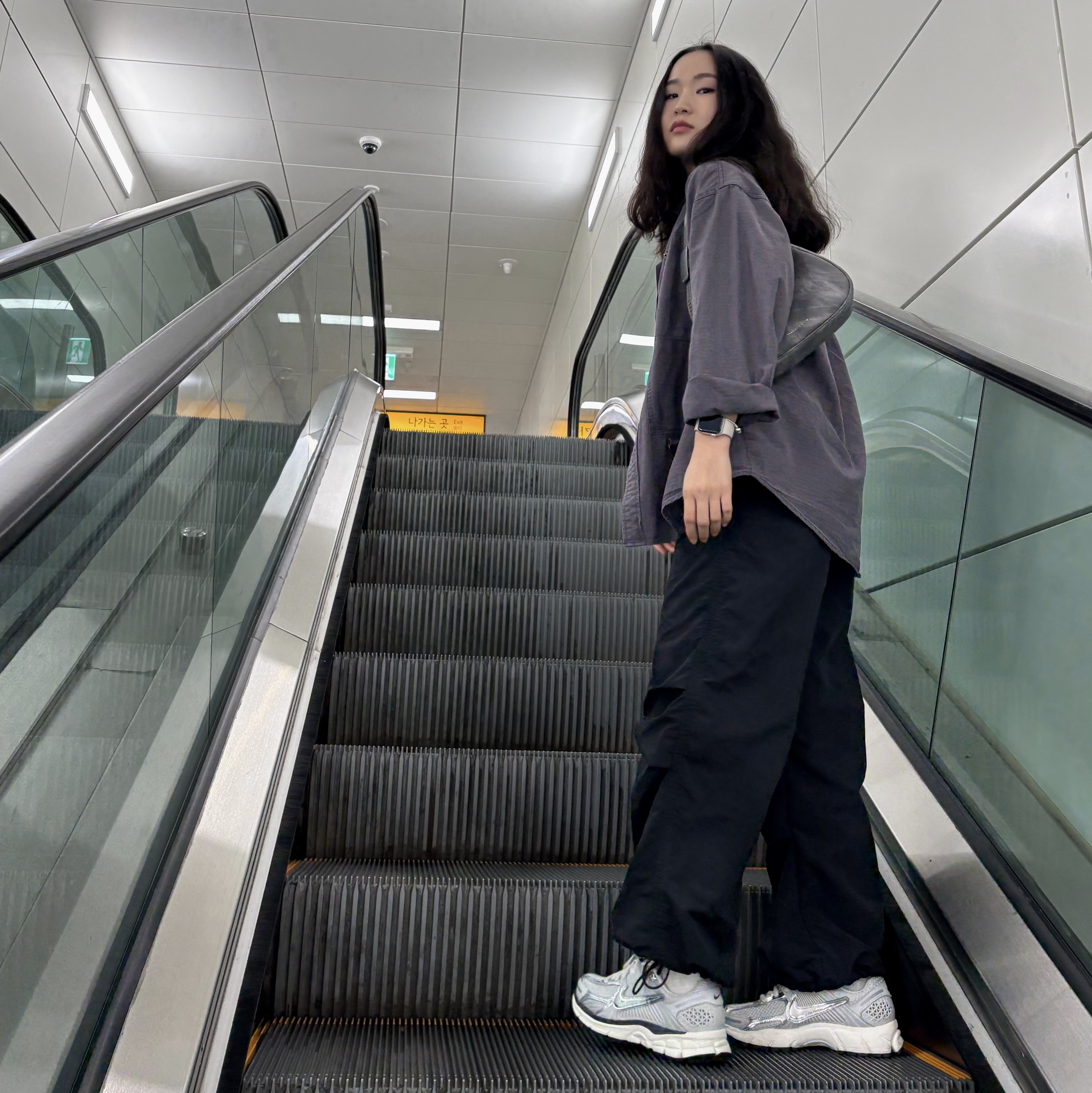 (W) Nike Zoom Vomero 5 Photon Dust and Metallic Silver 착용 스타일