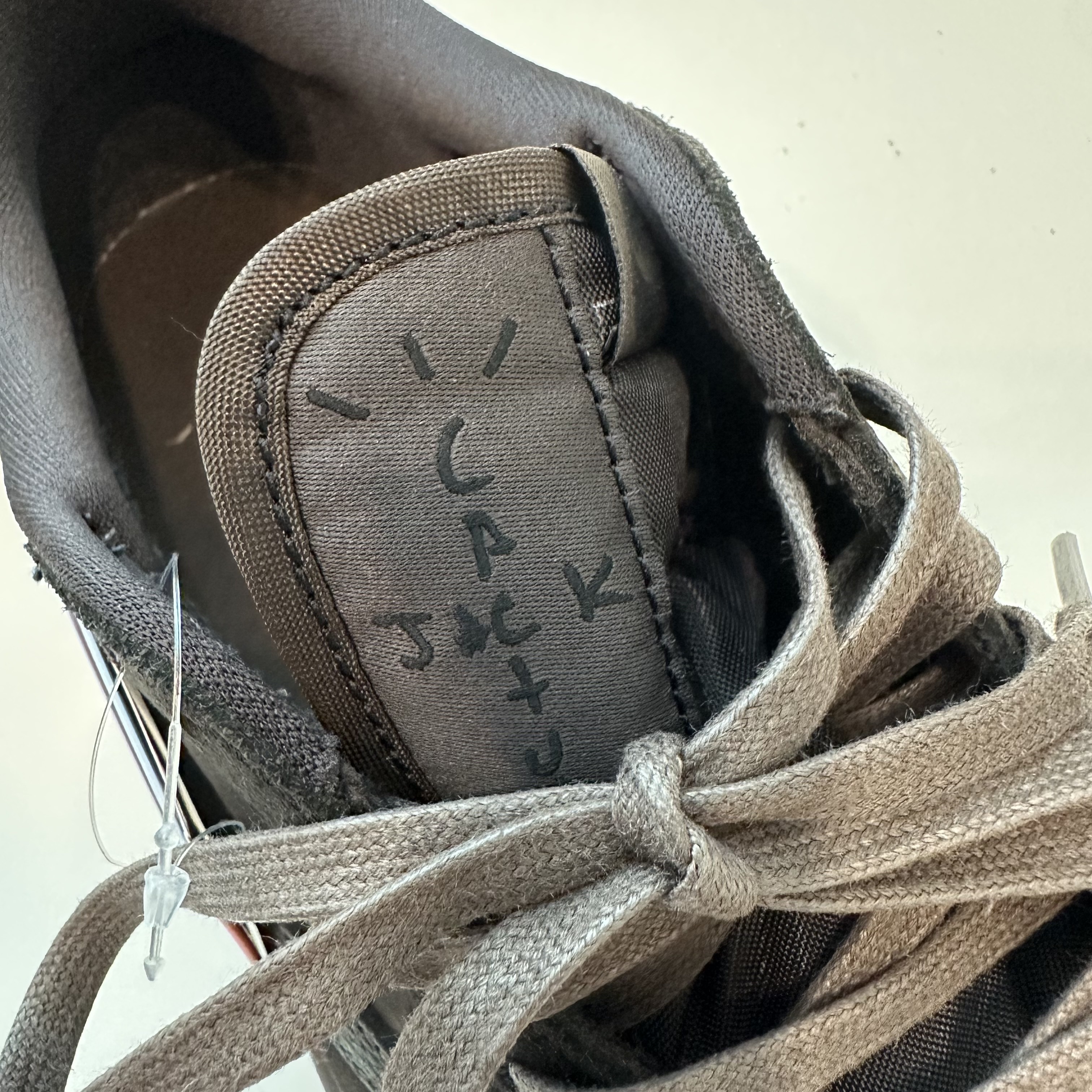 Jordan 1 x Travis Scott Retro Low OG SP Velvet Brown and Dark Mocha 착용 스타일 - 6