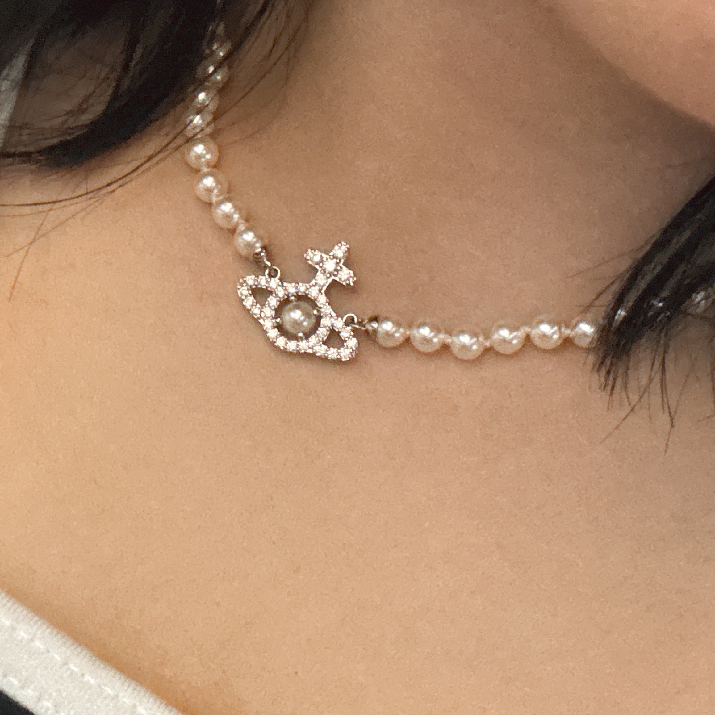 Vivienne Westwood Olympia Pearl Necklace Platinum White 착용 스타일
