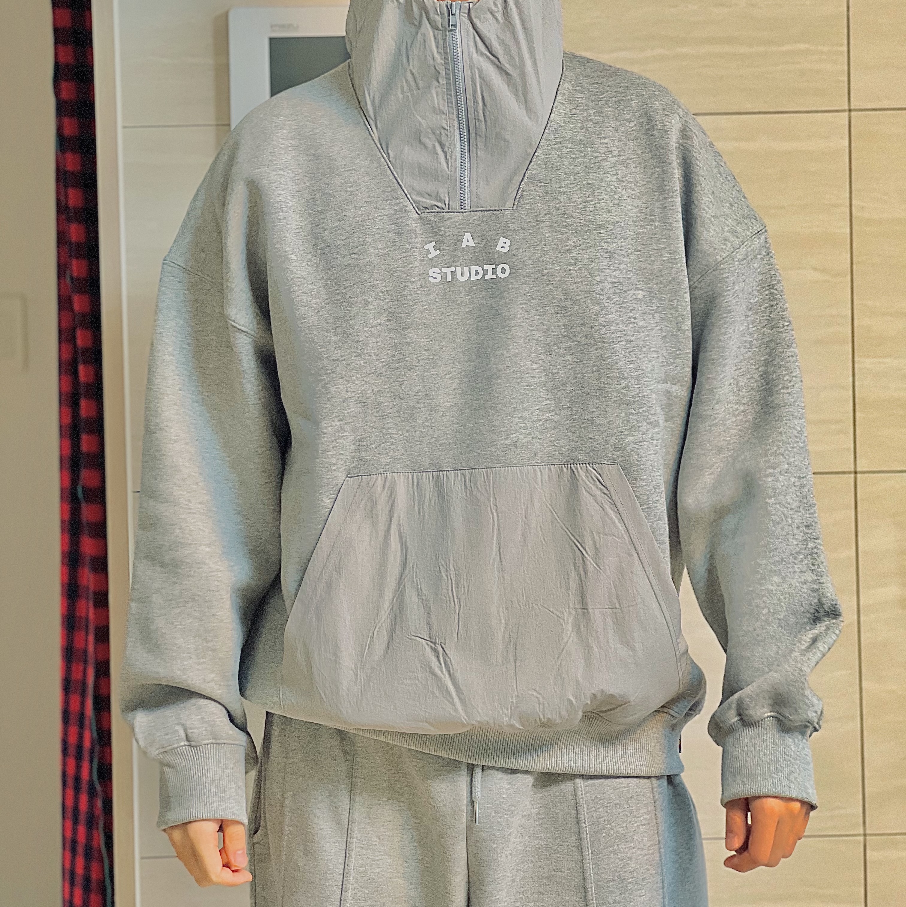 IAB Studio Woven Hoodie Gray White 착용 스타일 - 1