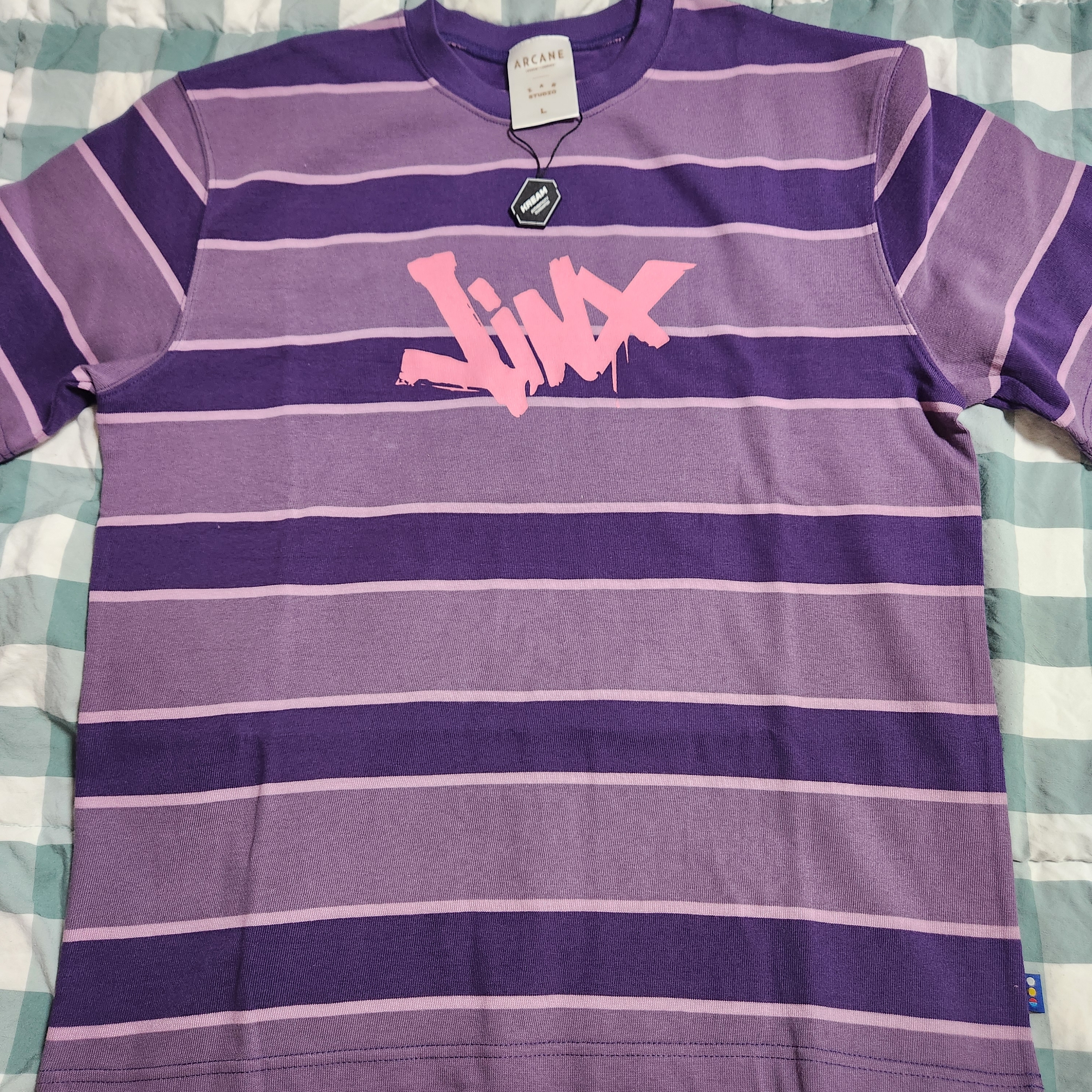 IAB Studio x Arcane Jinx Striped T-shirt Purple Stripe Pink, Essentials Filled Nylon Shirt Jacket Light Tuscan - 23SS 착용 스타일 - 1