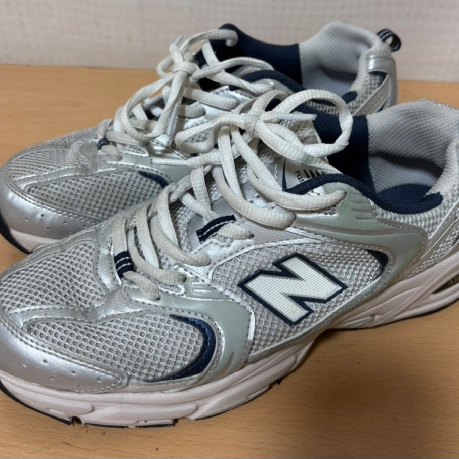 New Balance 530 Grey Matter Silver Metallic 착용 스타일
