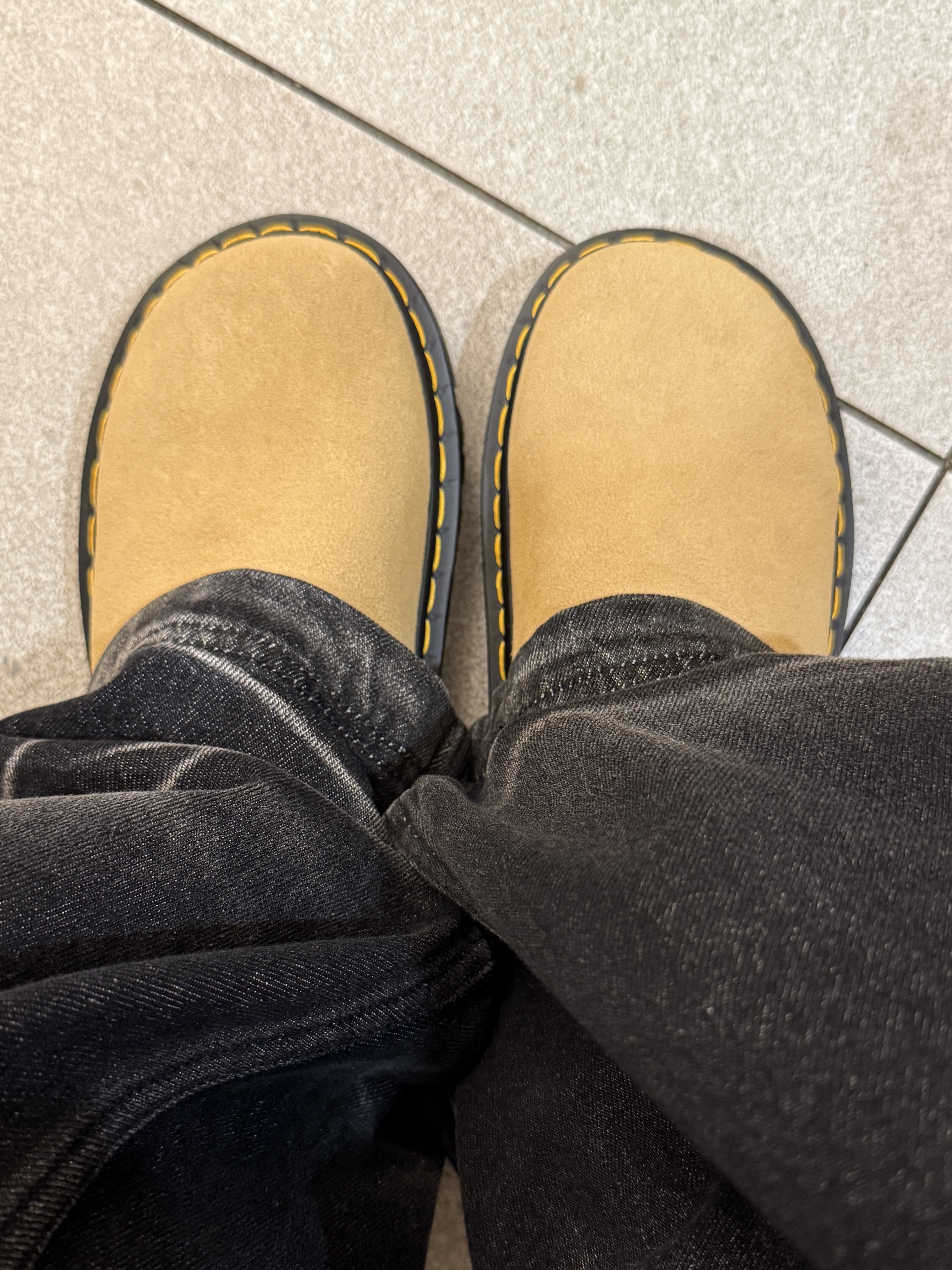 Dr. Martens Zebzag Suede Slingback Platform Mule Savannah Tan, BLR Embossed Wave Washing Wide Denim Pants Black 착용 스타일 - 3
