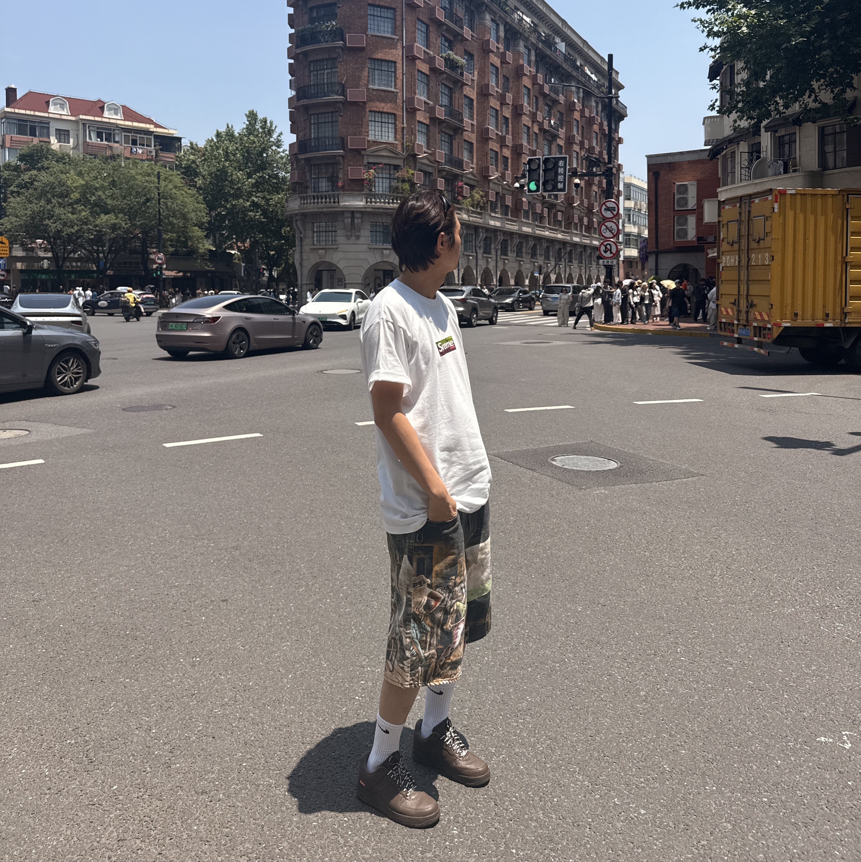 Supreme x Ernie Barnes Baggy Denim Shorts Pool Hall - 25SS, Nike x Supreme Air Force 1 Low Baroque Brown 착용 스타일 - 1