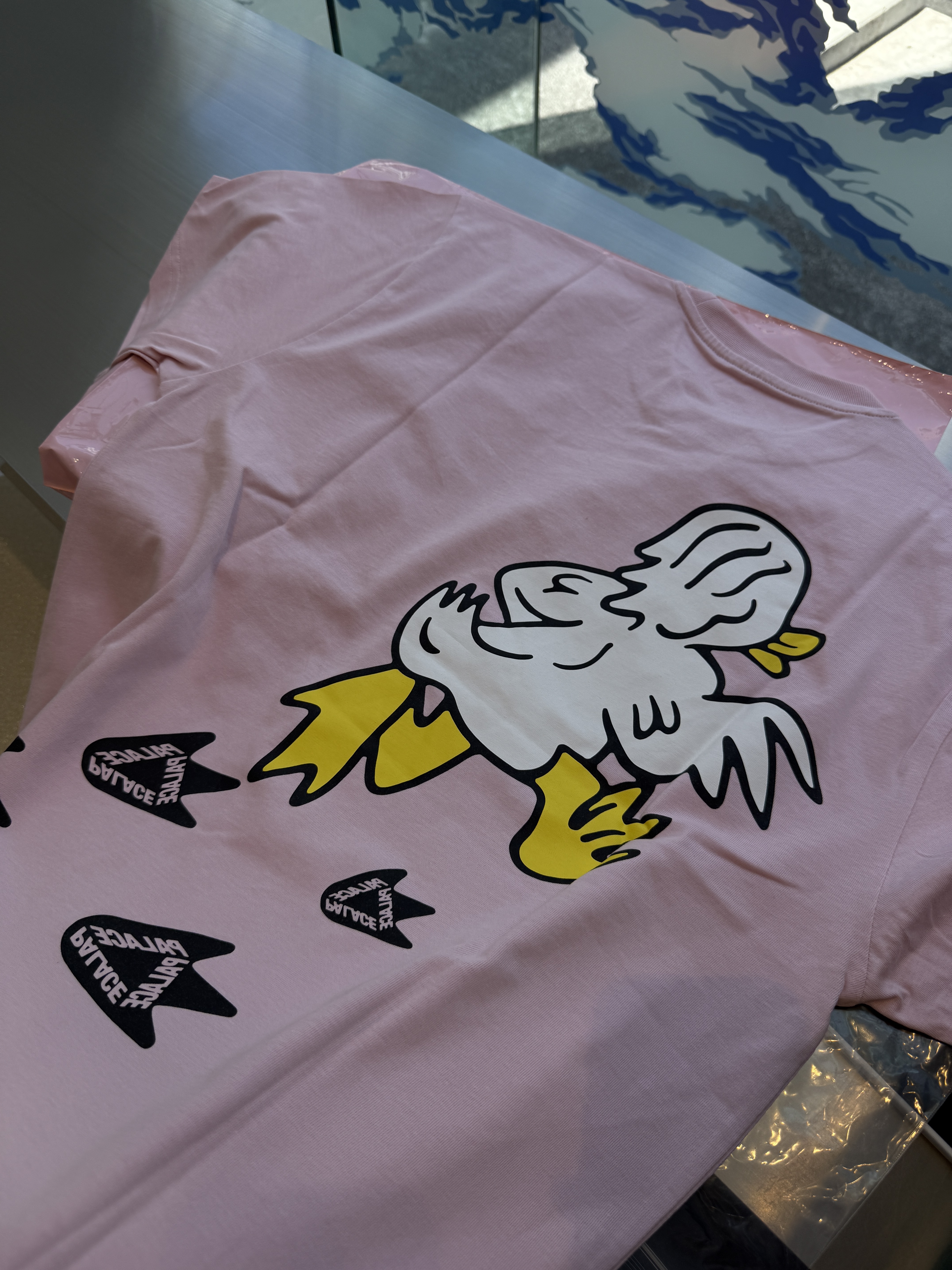 Palace Duck Off T-Shirt Lush Flush - 25SS 착용 스타일