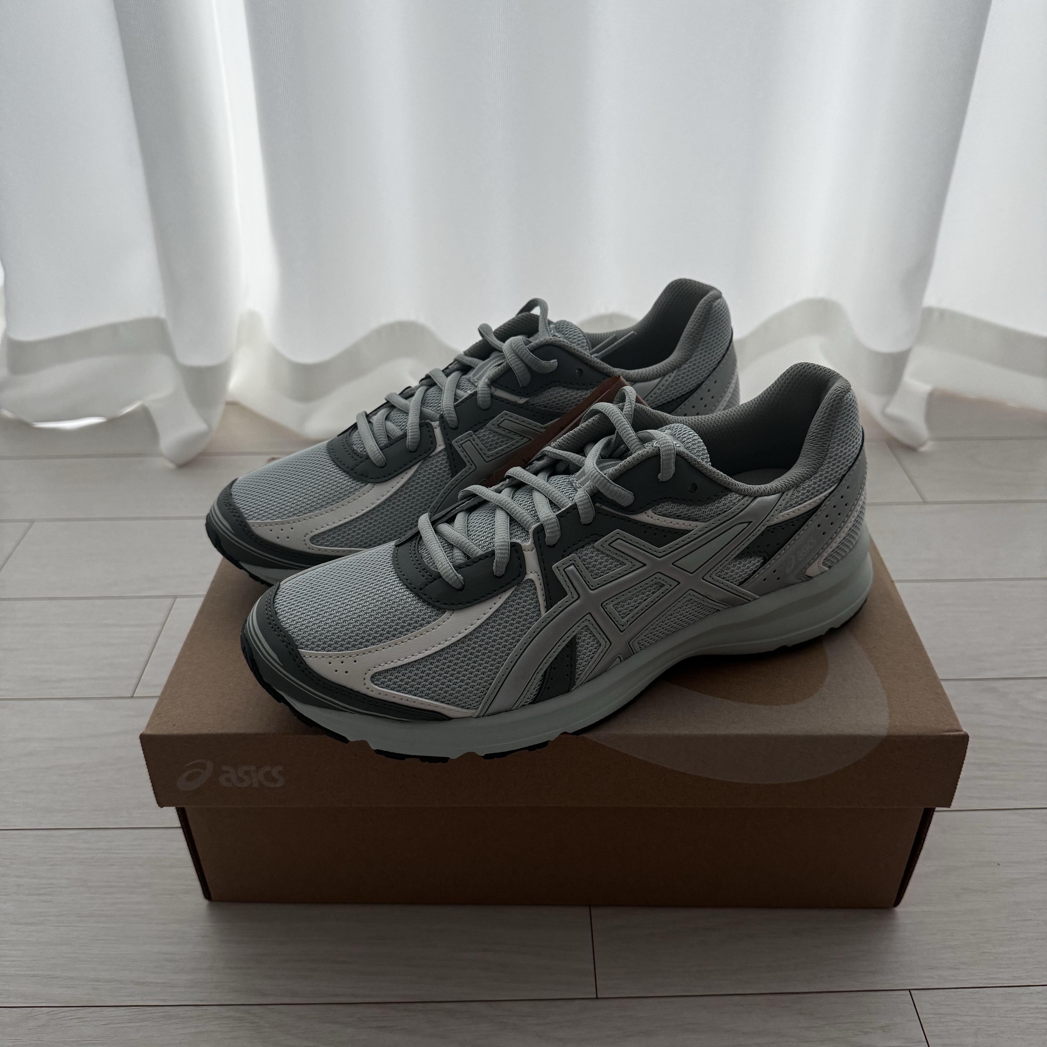 Asics Jog 100 S Lichen Rock Pure Silver - D Standard 착용 스타일