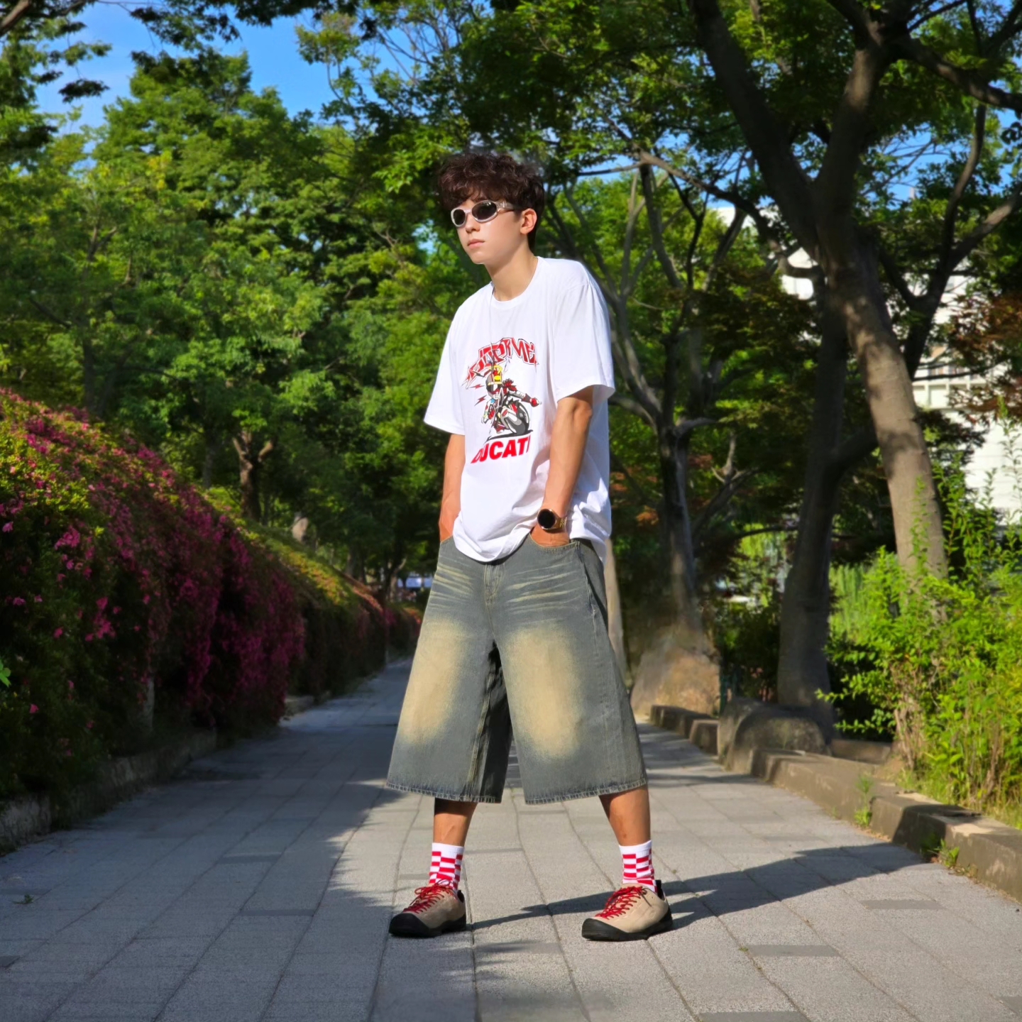Supreme x Ducati Bike T-Shirt White - 24SS, Keen Jasper Suede Sneakers Silver Mink 착용 스타일 - 4