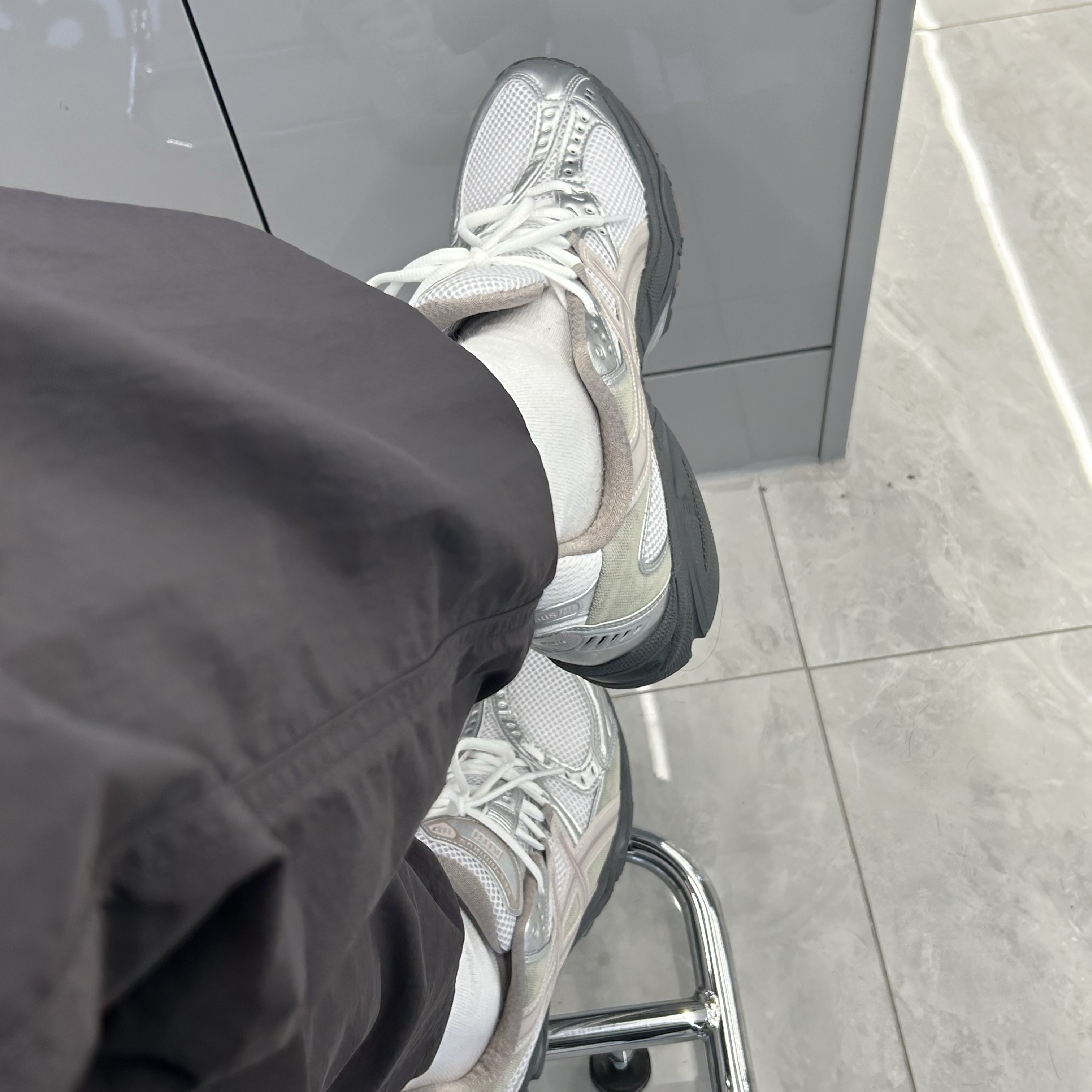 Asics x Ronnie Fieg Gel-Nimbus 10.1 White Morganite 착용 스타일