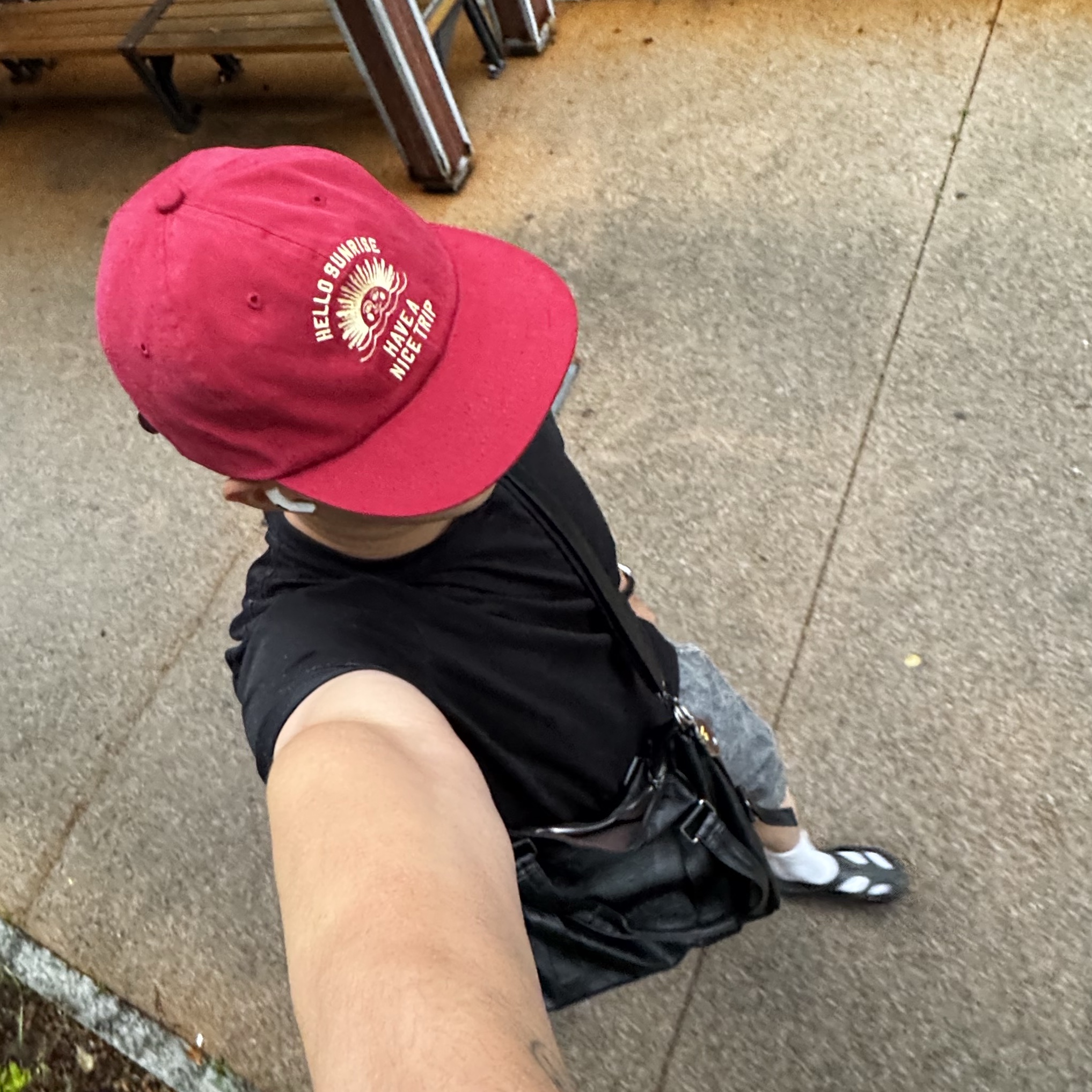 Hello Sunrise VTG Arch Logo Relaxed Fit Cap Red, BAPE Ape Head Metal Keychain Brown 착용 스타일