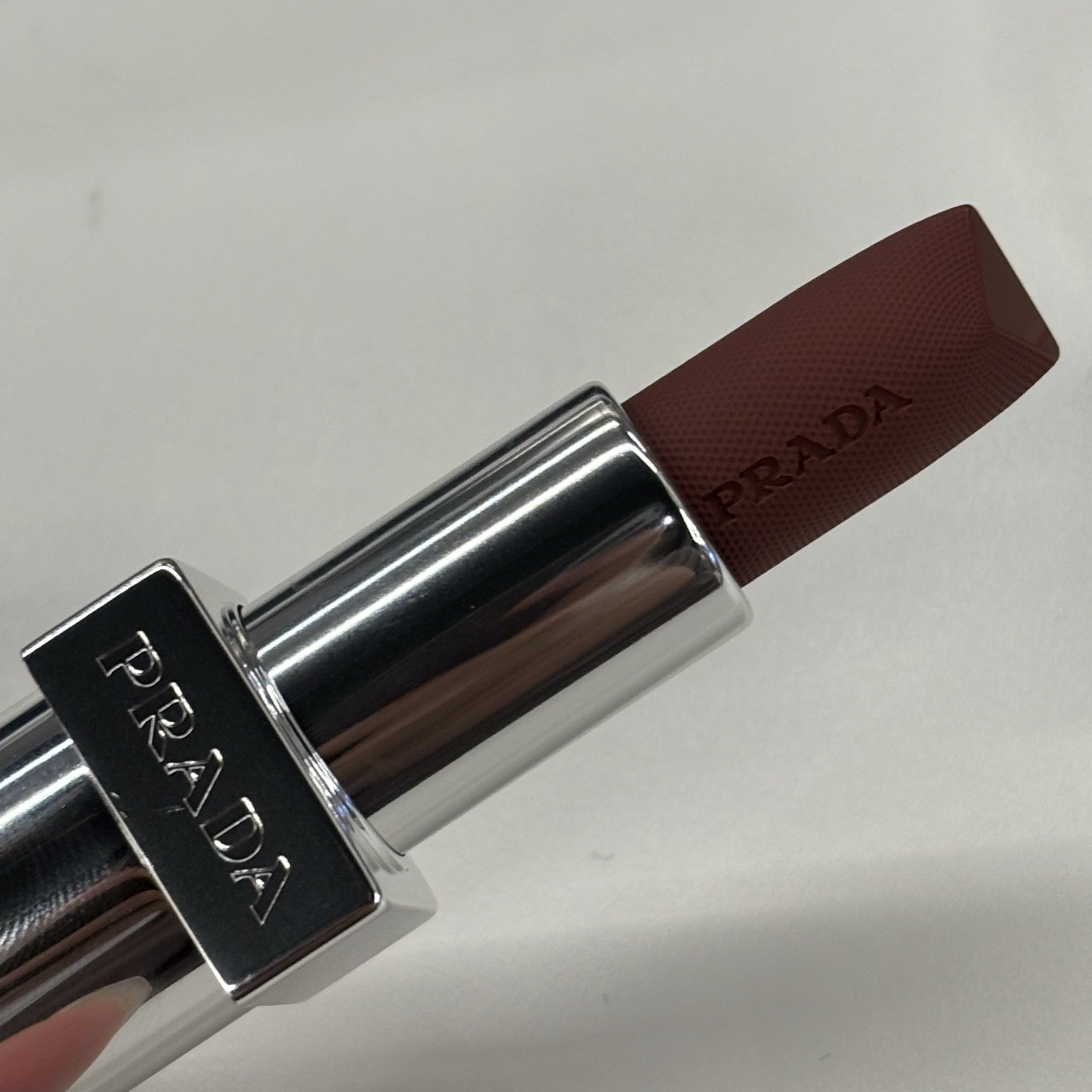 Prada Optimizing Care Lip Balm U010 Maple 착용 스타일 - 2