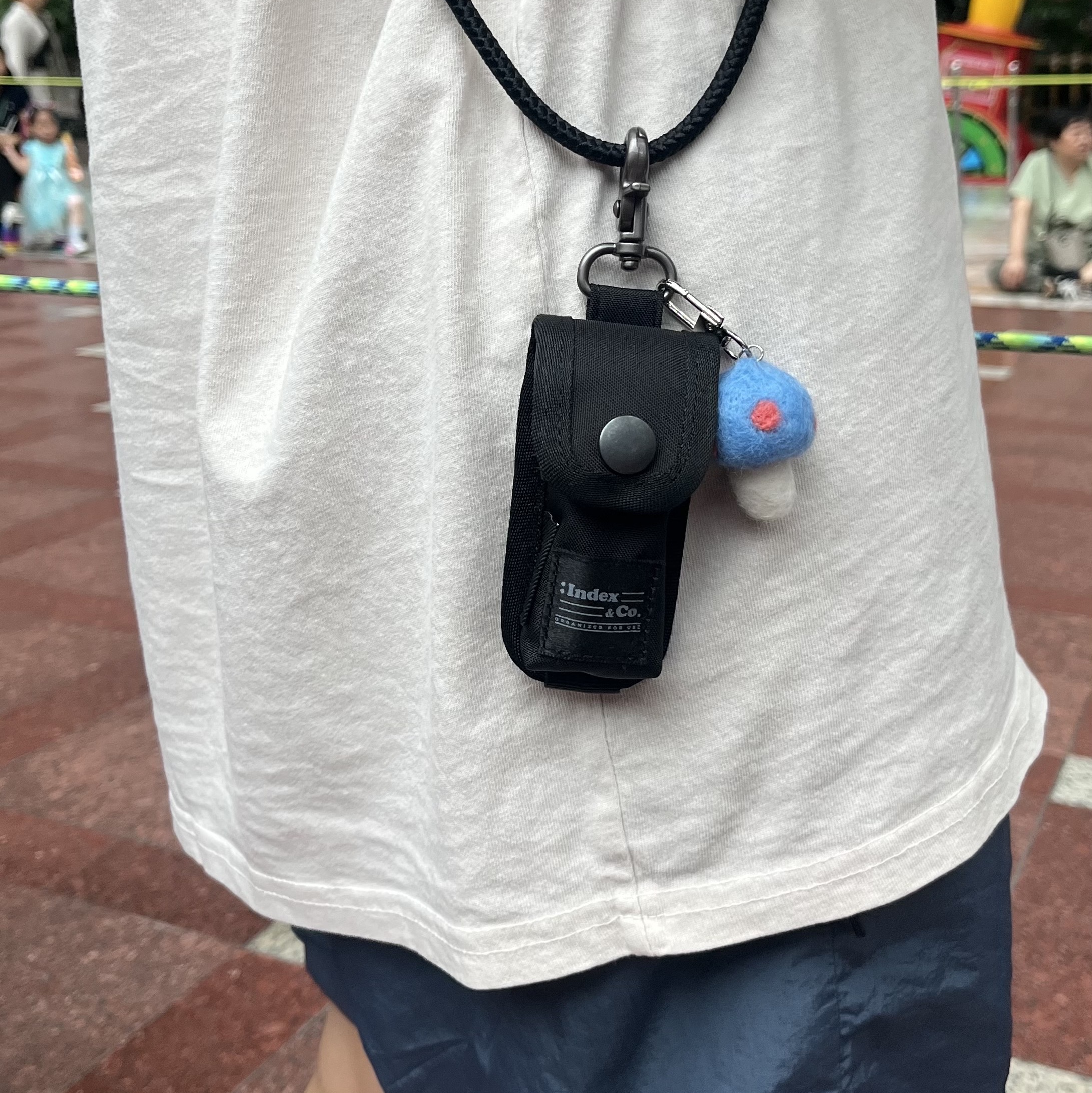 Index&Co. Gadget Lip Balm Case Black 착용 스타일 - 1