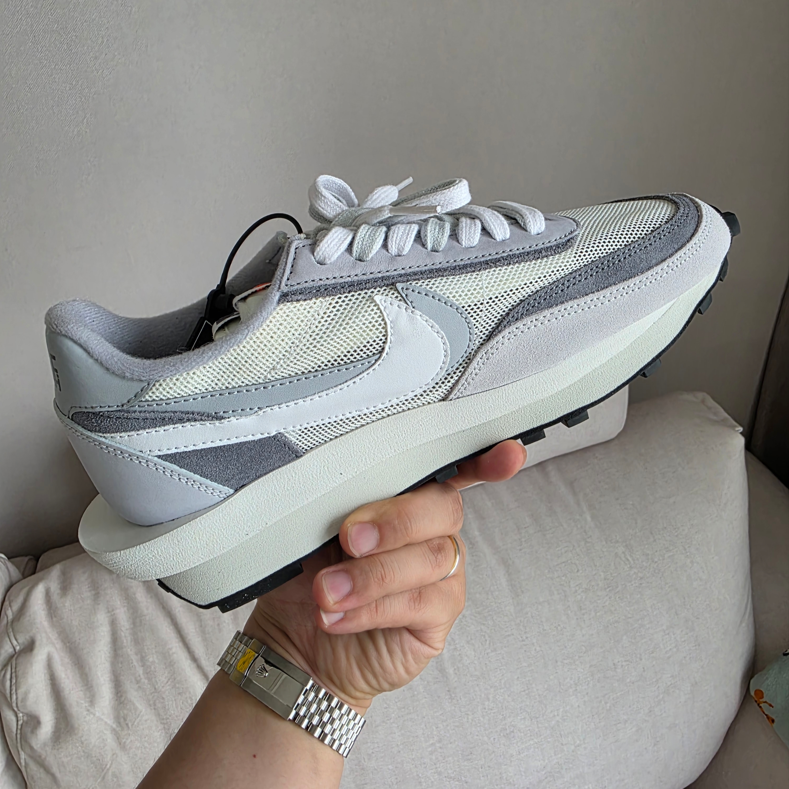 Nike x Sacai LDWaffle Summit White 착용 스타일 - 2
