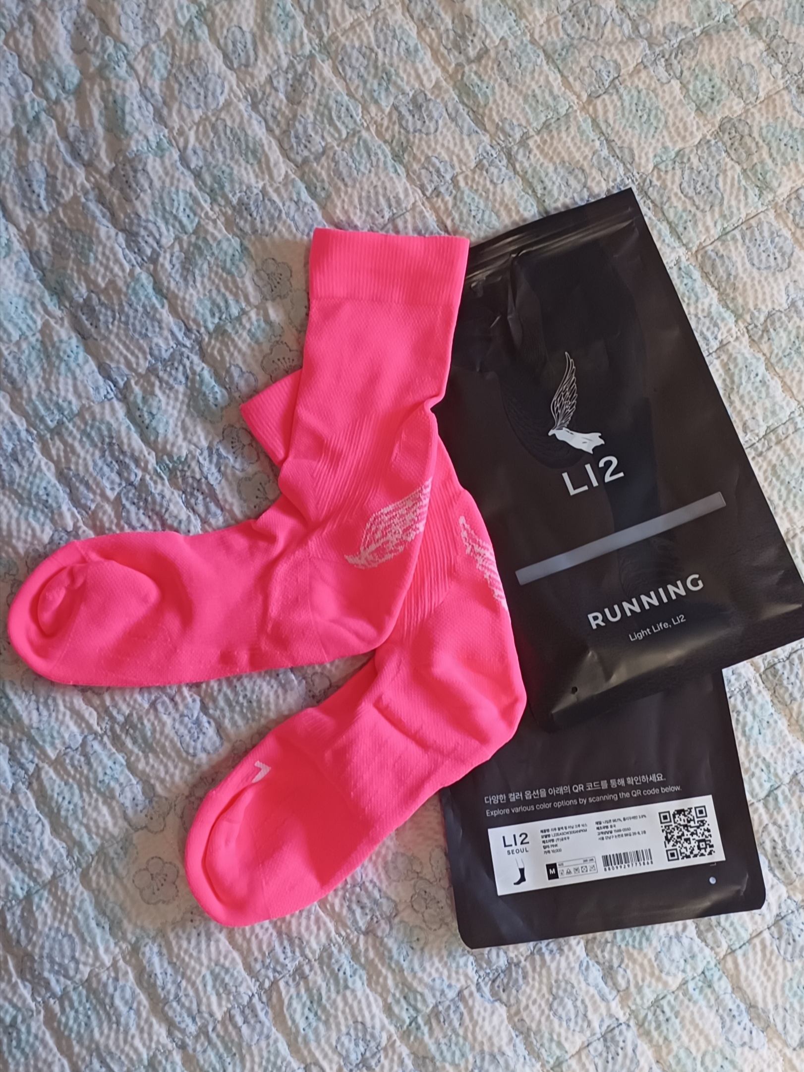New Balance Fuelcell Supercomp Elite v4 Ultra Pink White - 2E Wide, LI2 Black Wing Running Crew Socks Pink 착용 스타일 - 3