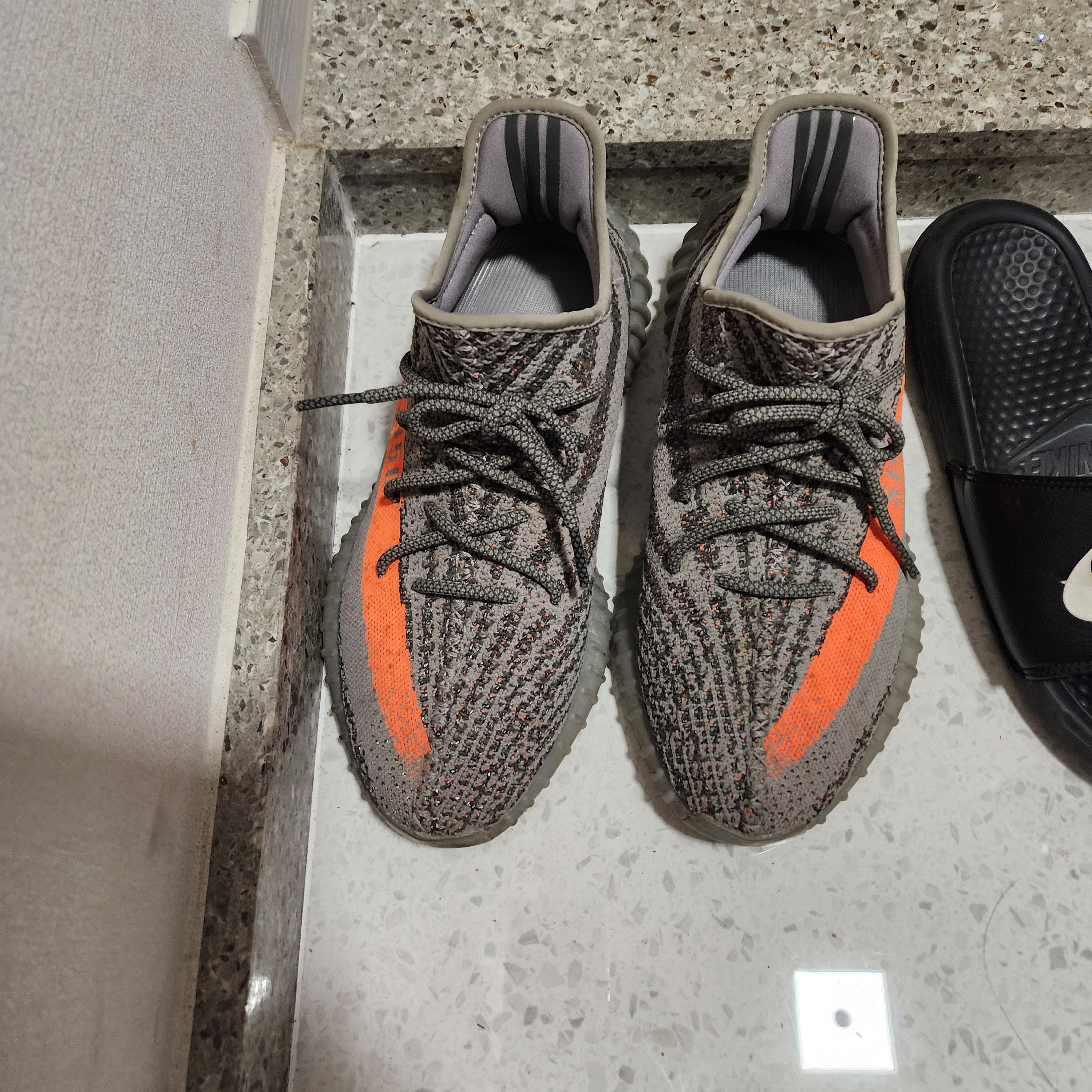 Adidas Yeezy Boost 350 V2 Carbon Beluga 착용 스타일