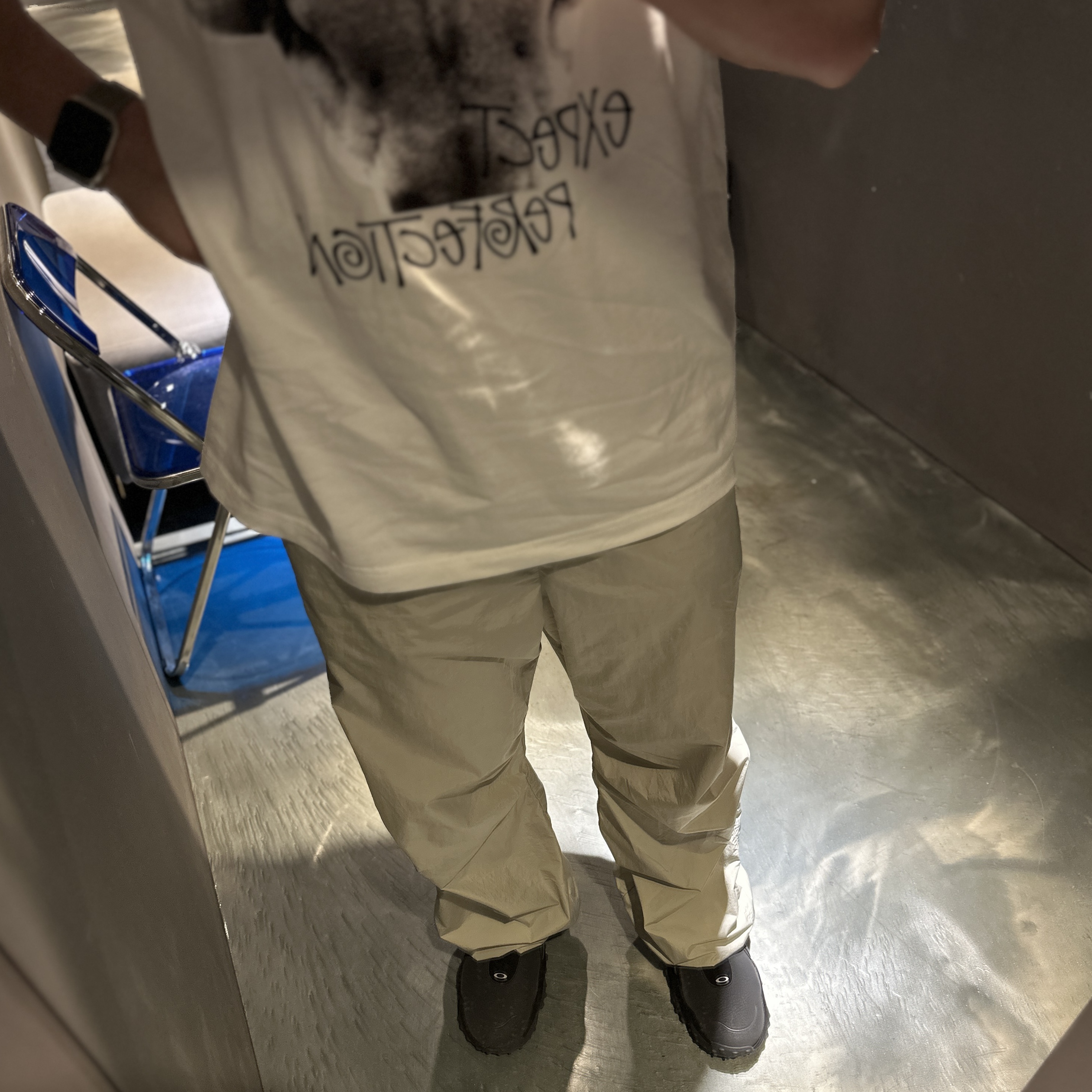 Oakley Edge Icon Blackout, Stussy x Martine Rose Stand Firm Pigment Dyed T-Shirt Natural 착용 스타일 - 2