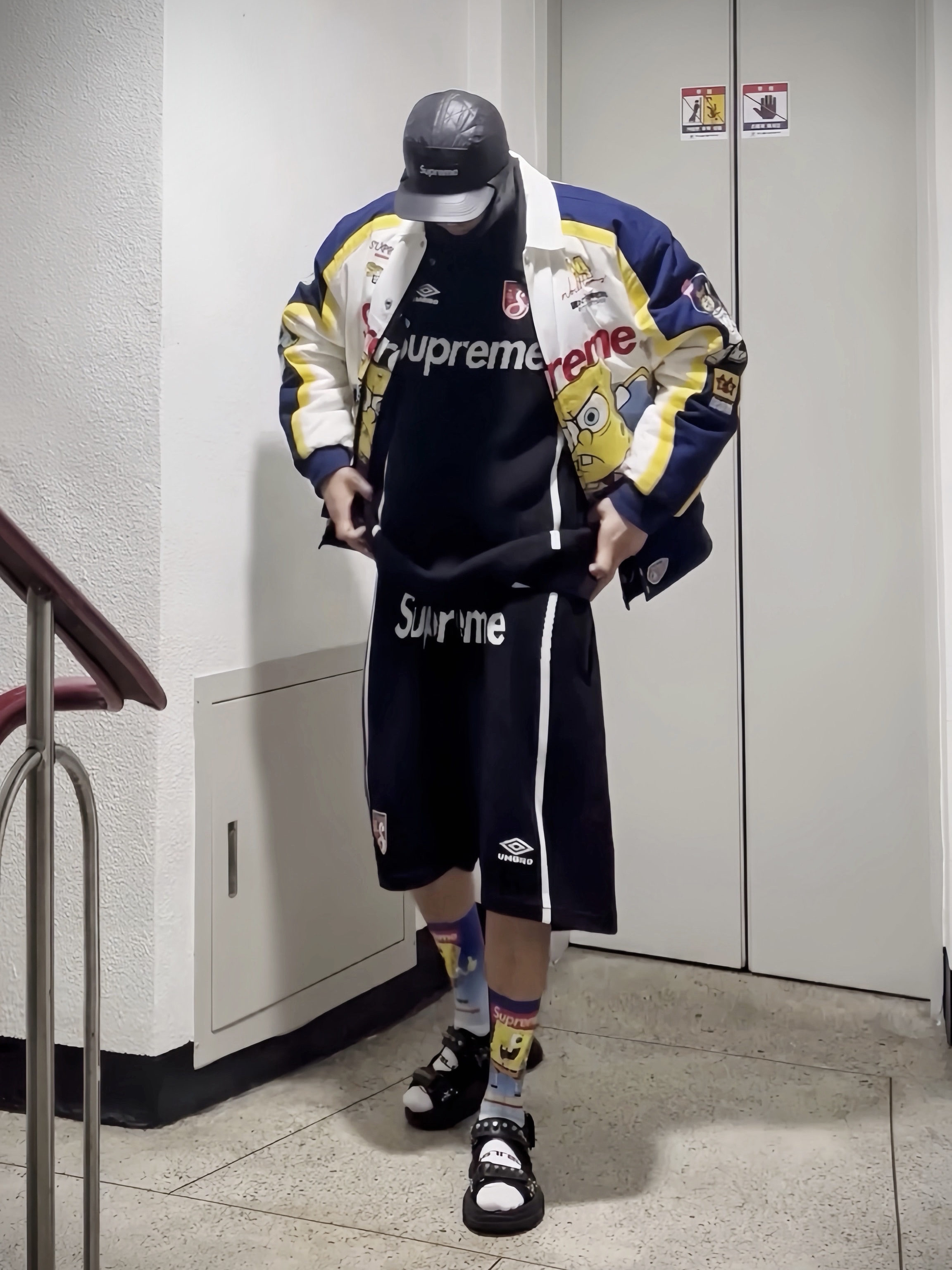 Supreme Earflap Box Logo New Era Black - 21FW, Supreme x SpongeBob SquarePants Jeff Hamilton Racing Jacket White - 25SS 착용 스타일 - 9