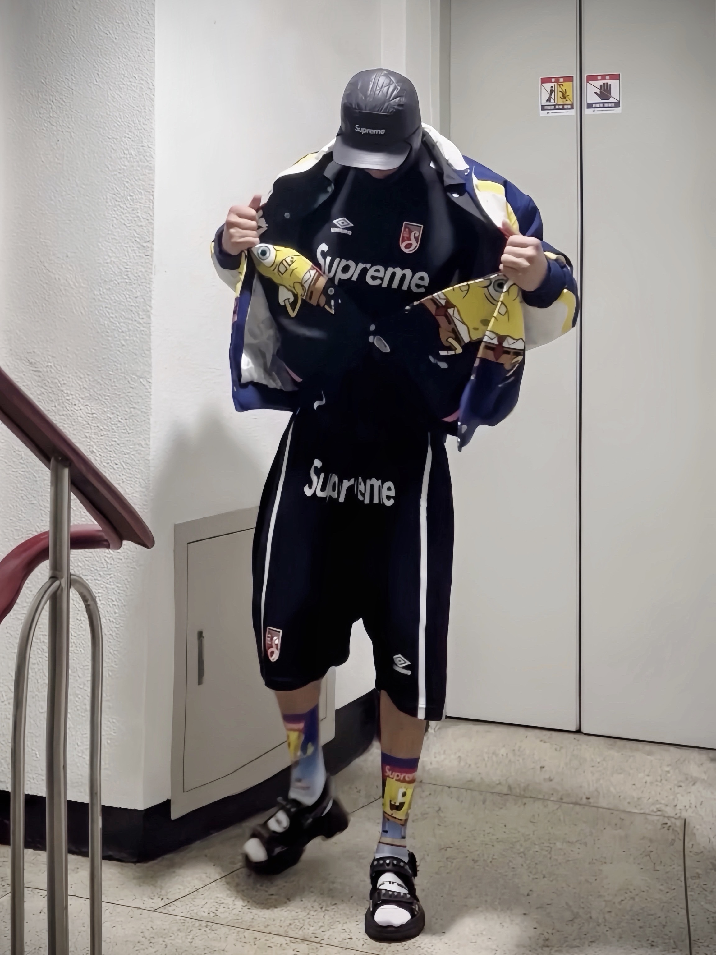 Supreme Earflap Box Logo New Era Black - 21FW, Supreme x SpongeBob SquarePants Jeff Hamilton Racing Jacket White - 25SS 착용 스타일 - 7