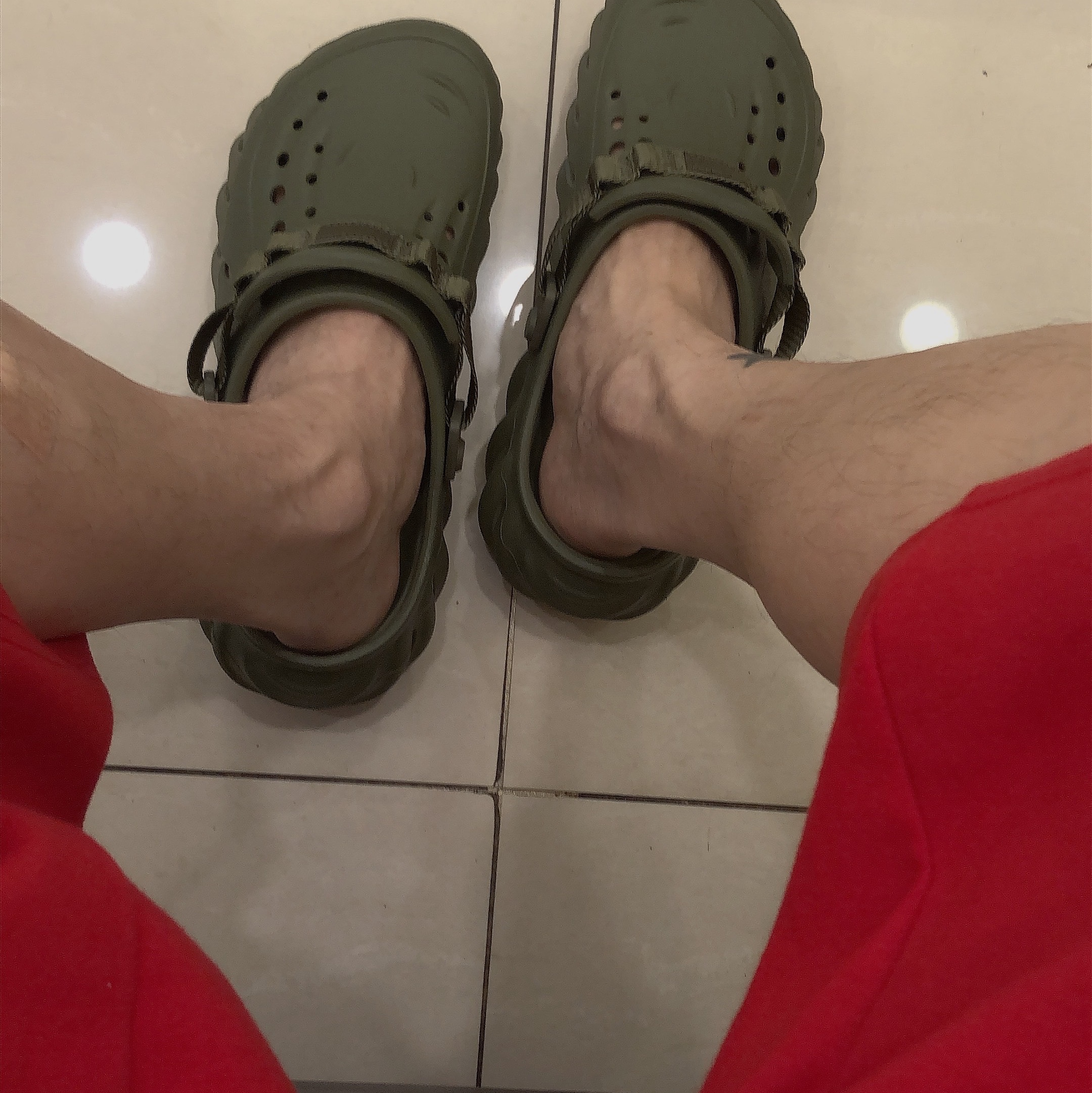 Crocs Echo Clog Army Green 착용 스타일
