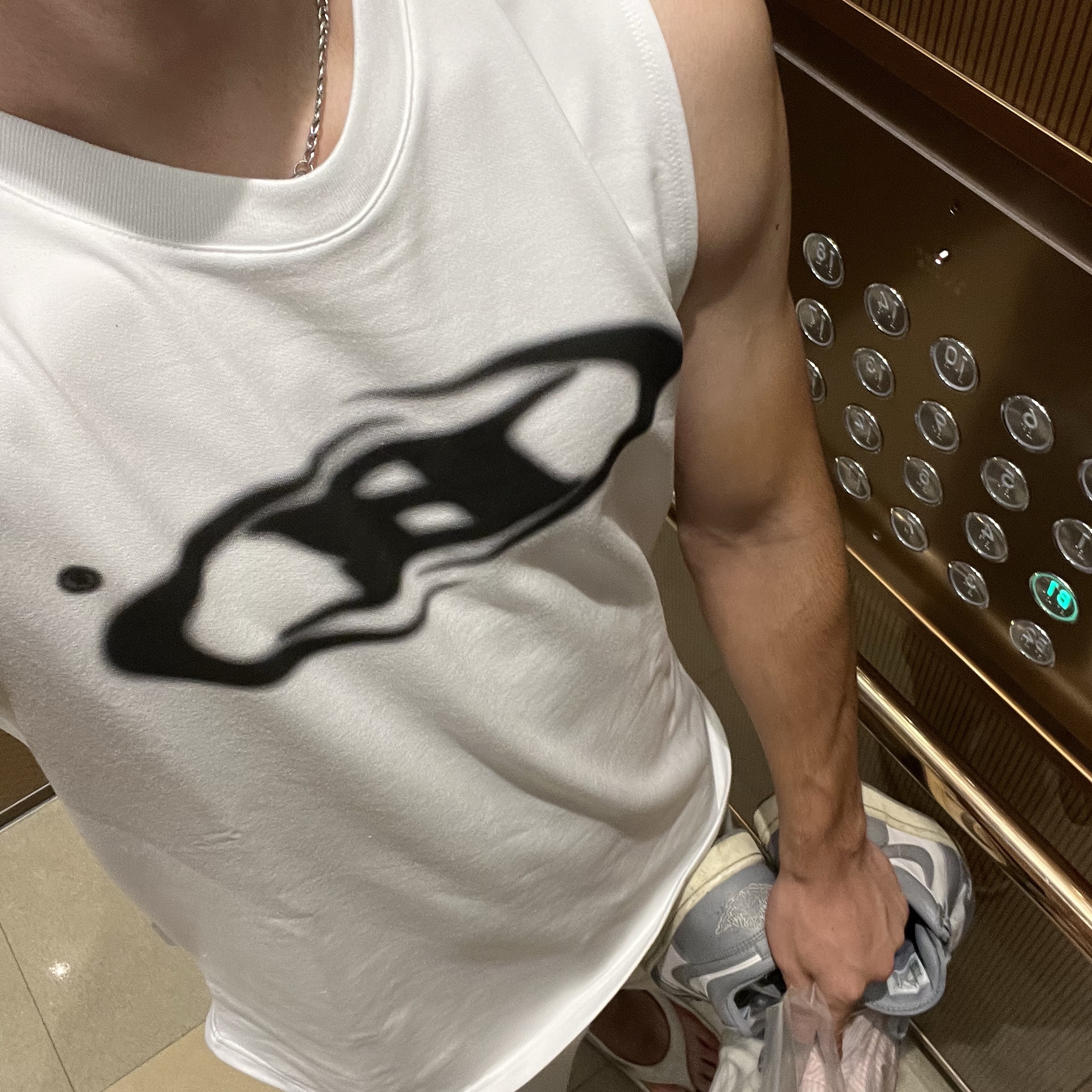 BORN TO WIN Surgical B Logo Necklace Silver, BORN TO WIN Cool Mesh Singlet White 착용 스타일 - 1