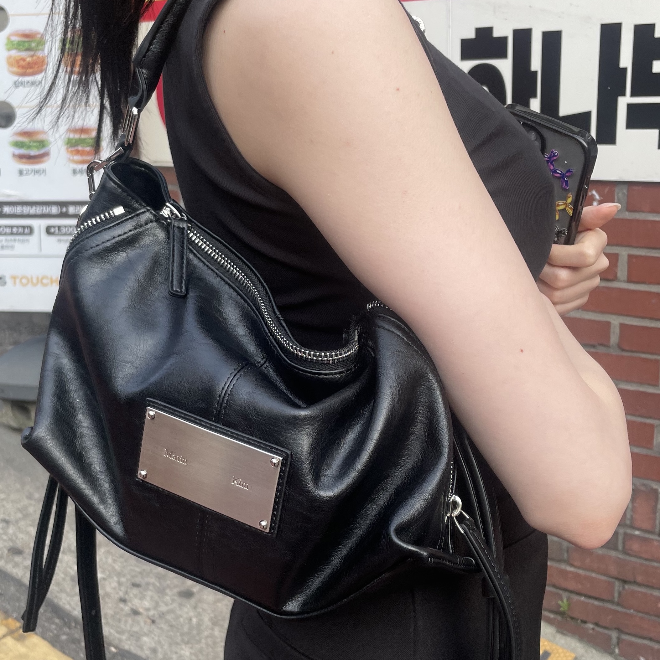 Matin Kim Side Zipper Two Way Mini Cross Bag Black 착용 스타일