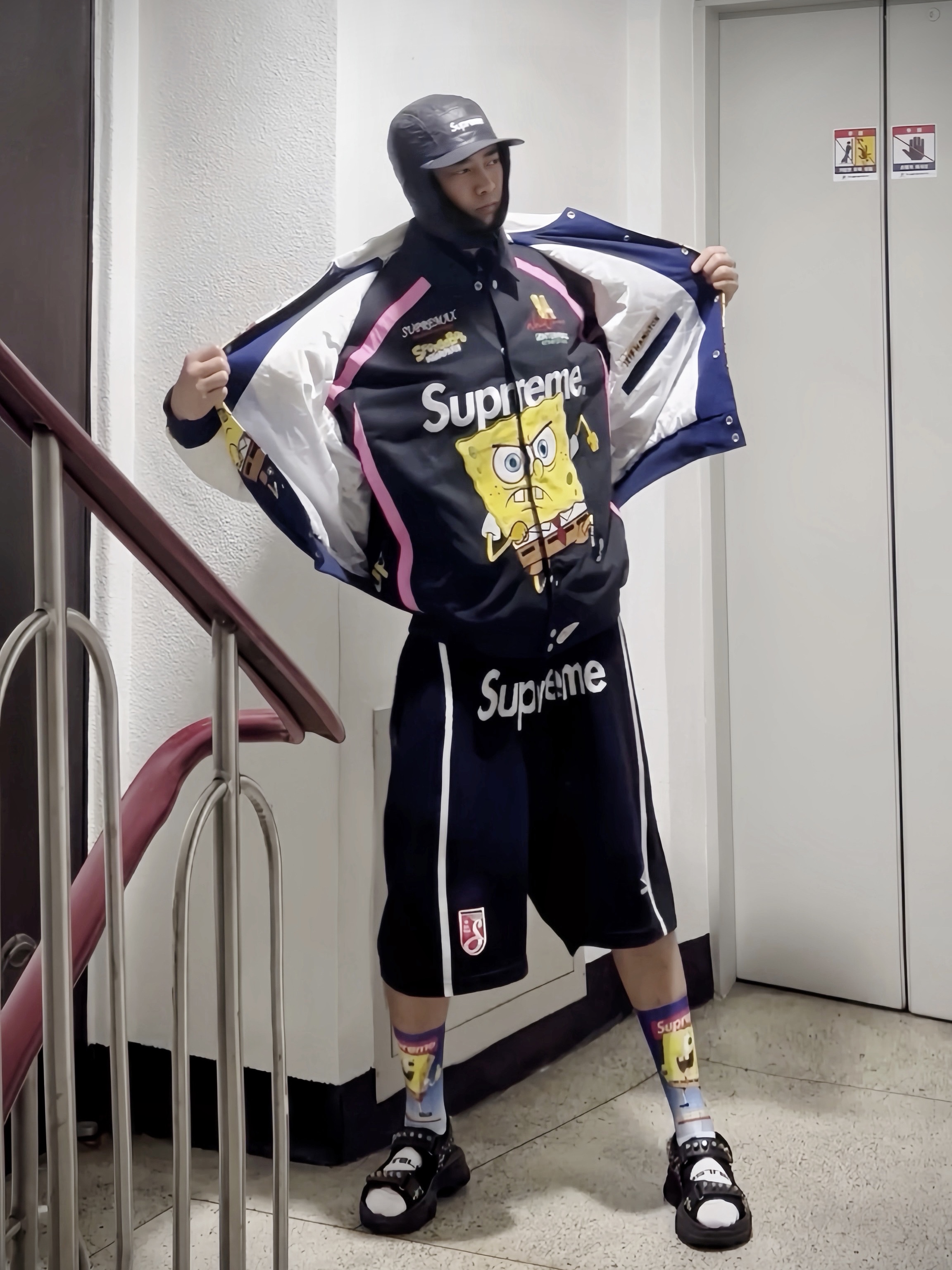 Supreme Earflap Box Logo New Era Black - 21FW, Supreme x SpongeBob SquarePants Jeff Hamilton Racing Jacket White - 25SS 착용 스타일 - 6