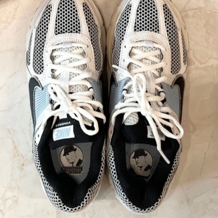 Nike V2K Run Summit White Metallic Silver 착용 스타일