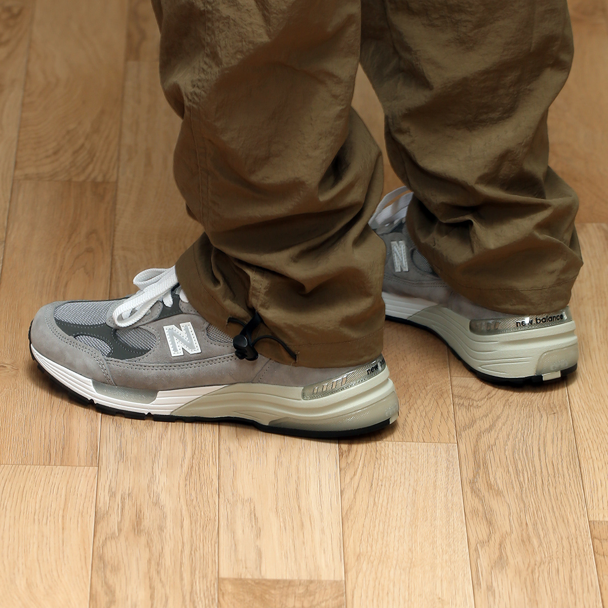 New Balance 992 Made in USA Core Grey Silver Metallic 착용 스타일 - 3