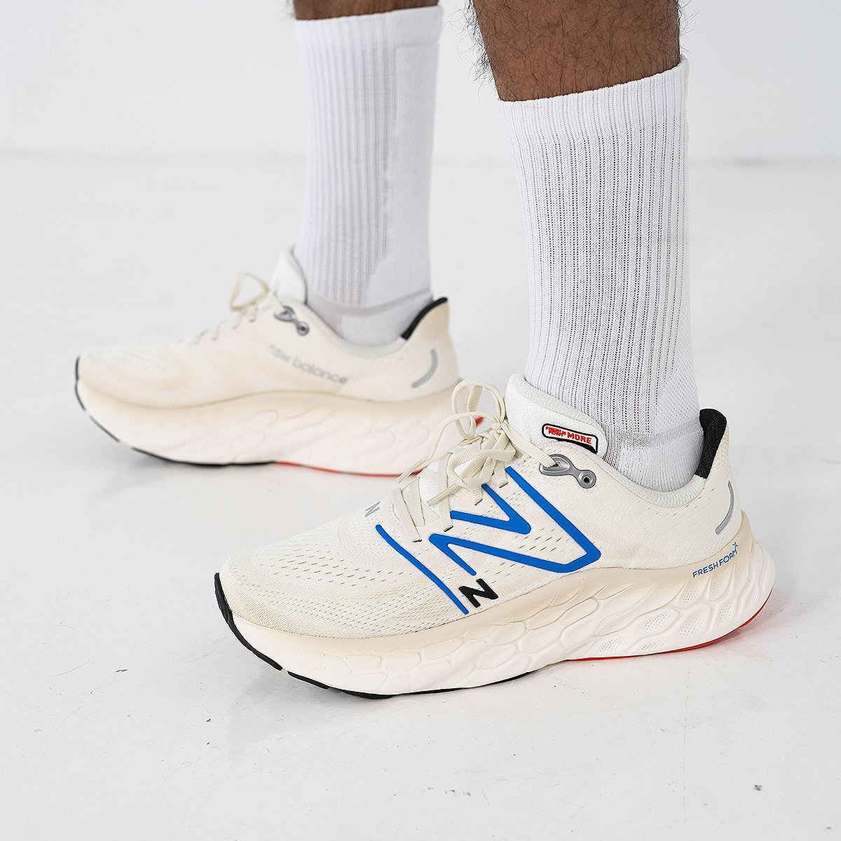 New Balance Fresh Foam X More v4 Sea Salt Blue Oasis - D Standard 착용 스타일