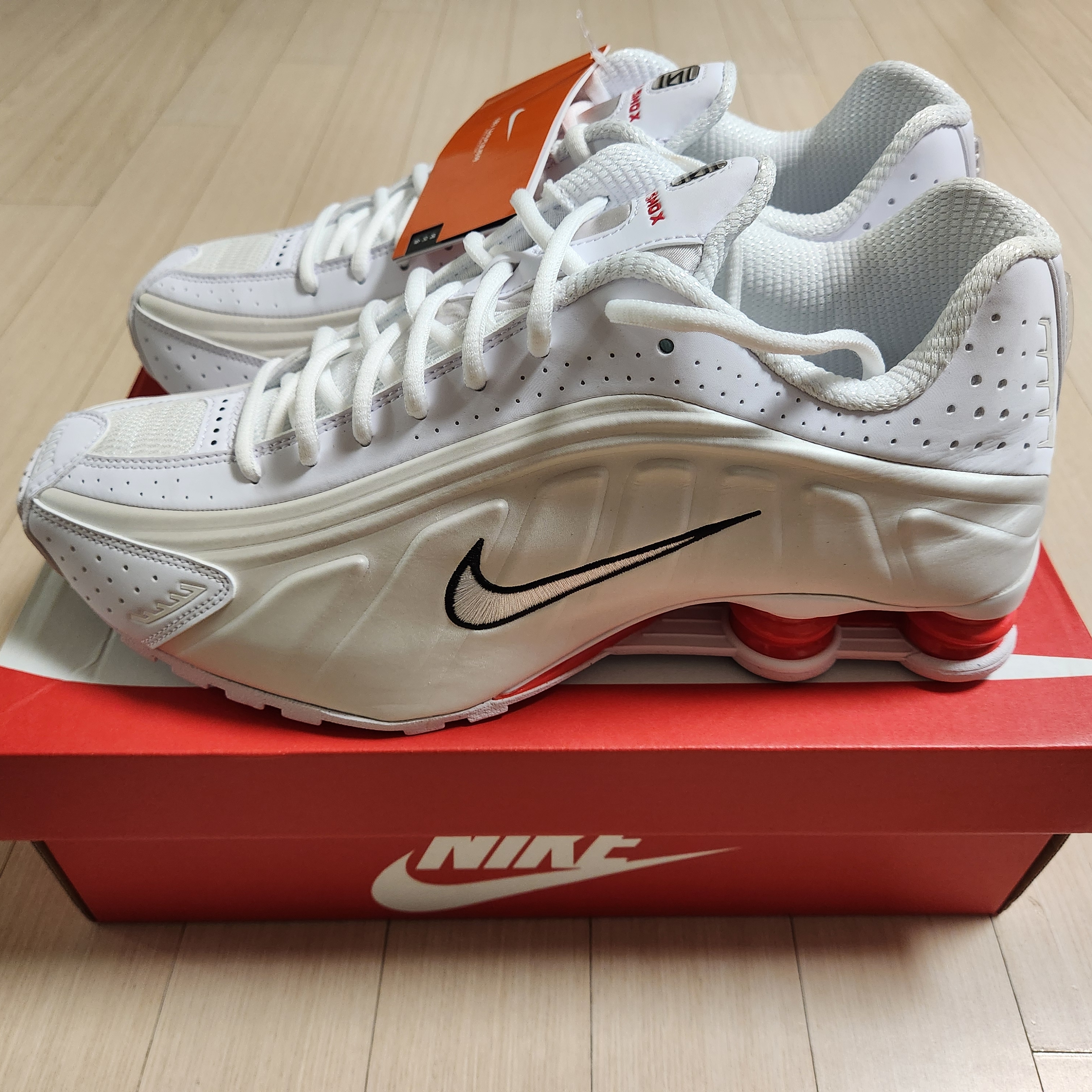 (W) Nike Shox R4 White Phantom 착용 스타일 - 2