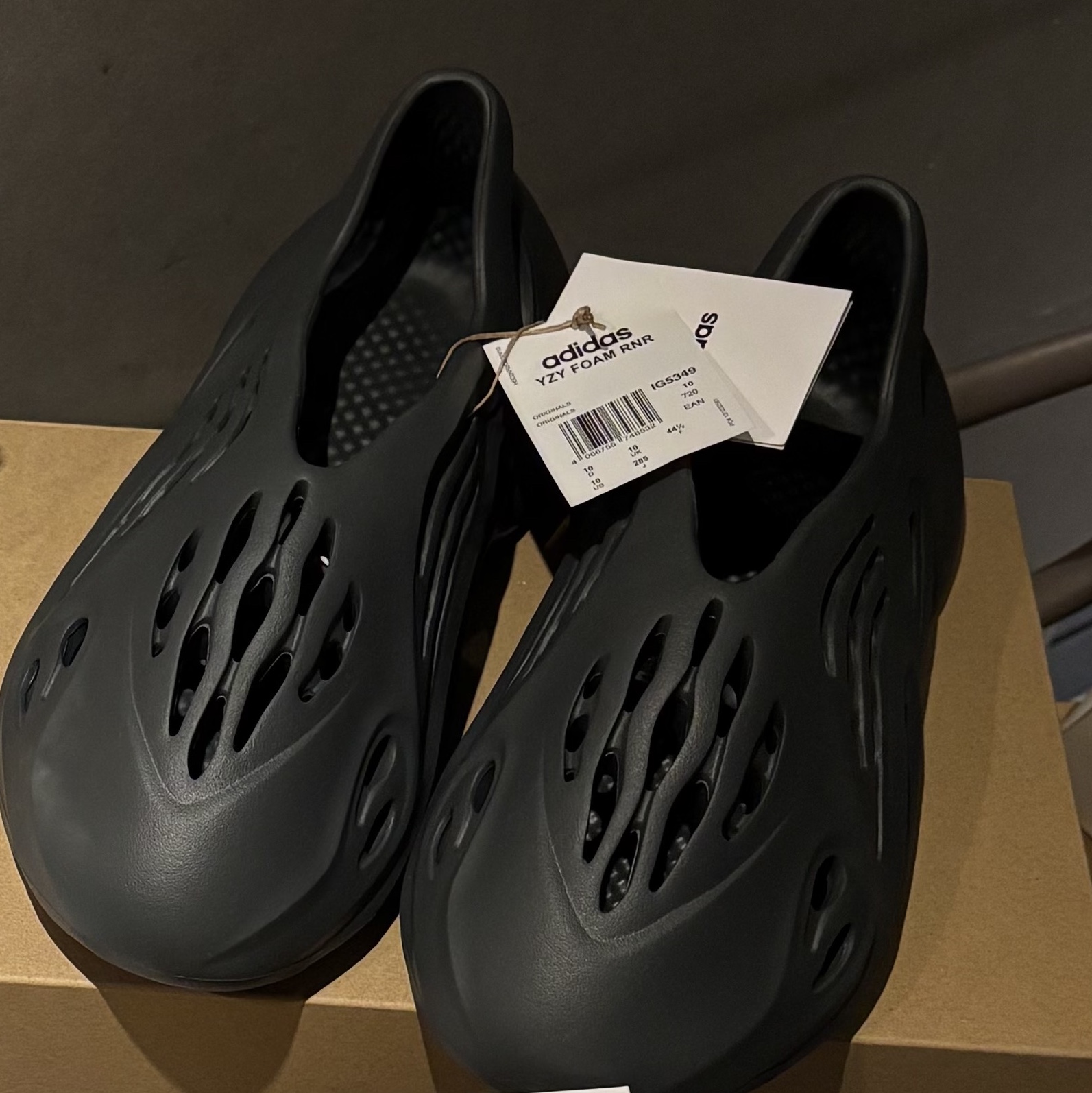 Adidas Yeezy Foam RNNR Carbon 착용 스타일