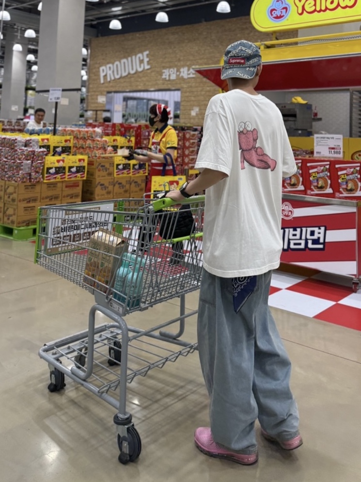 Jordan 1 x Zion Williamson Retro Low OG Flax and Oil Green, Supreme Person T-Shirt Natural - 22SS 착용 스타일 - 9