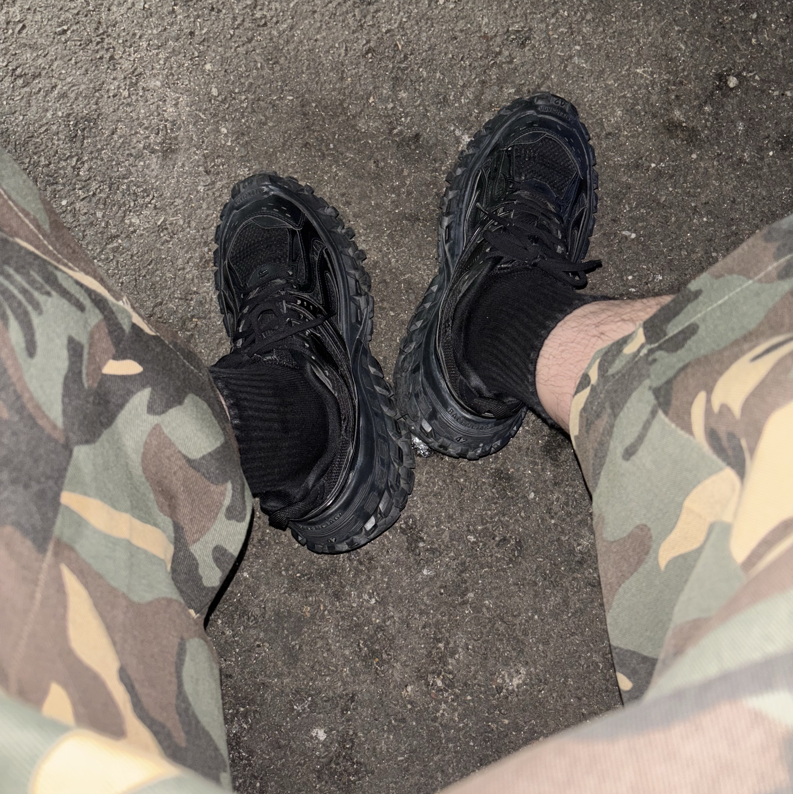 SLOW RECORD HOUSE Carpenter Bermuda Wide Camo Pants Vintage Green, Balenciaga Defender Sneakers Black 착용 스타일