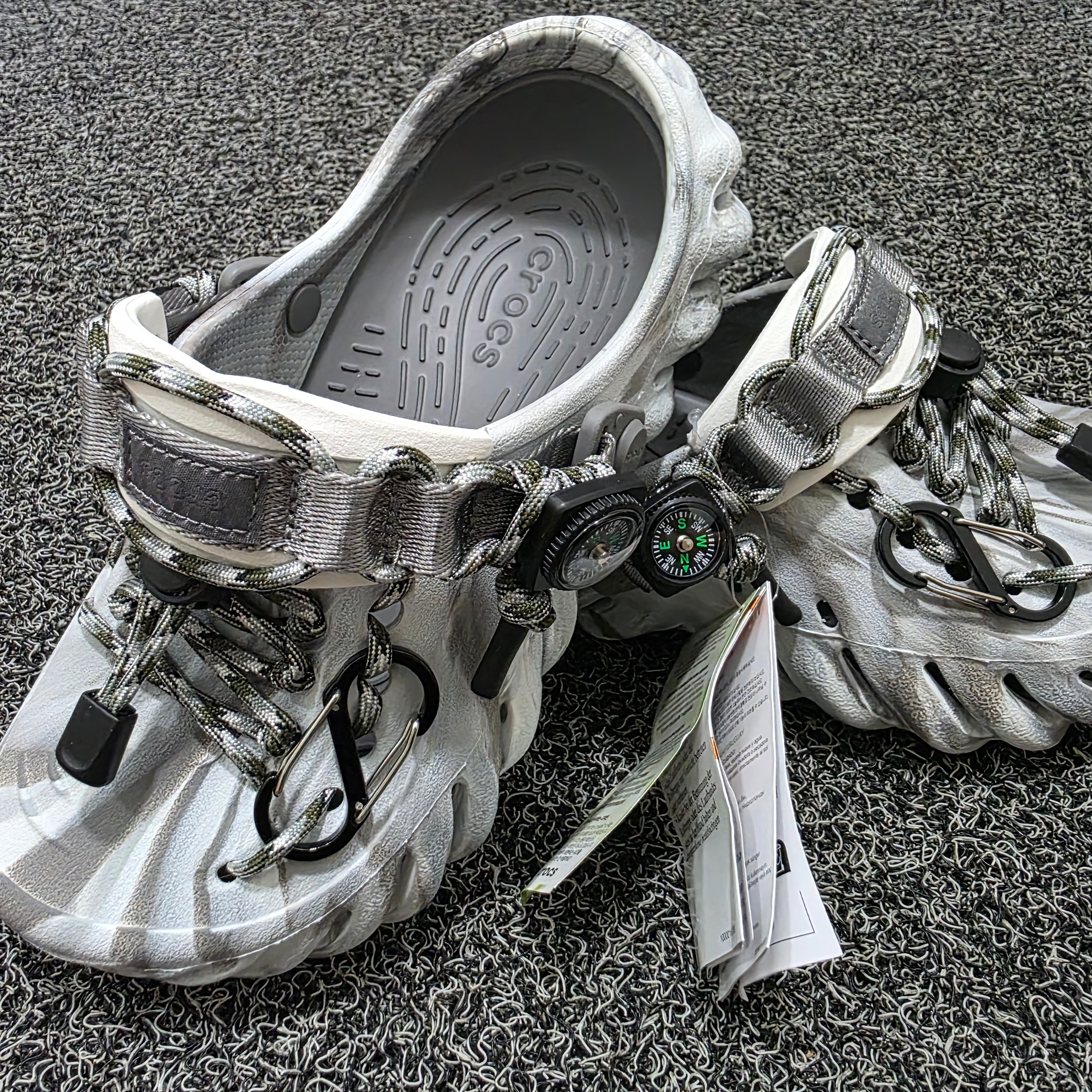 Crocs Echo Marbled Clog Moonlight Multi 착용 스타일
